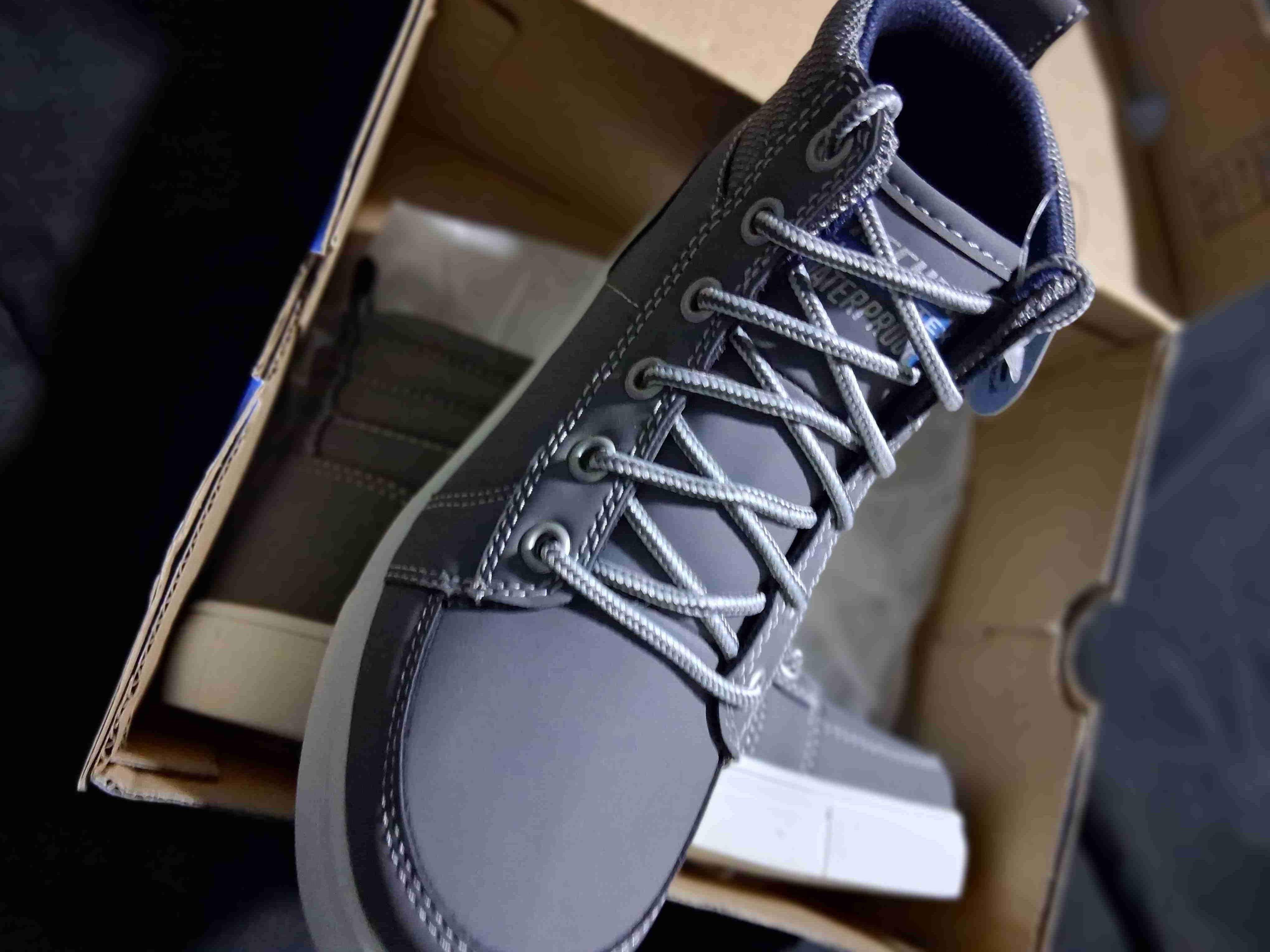 Zapatillas grises impermeables