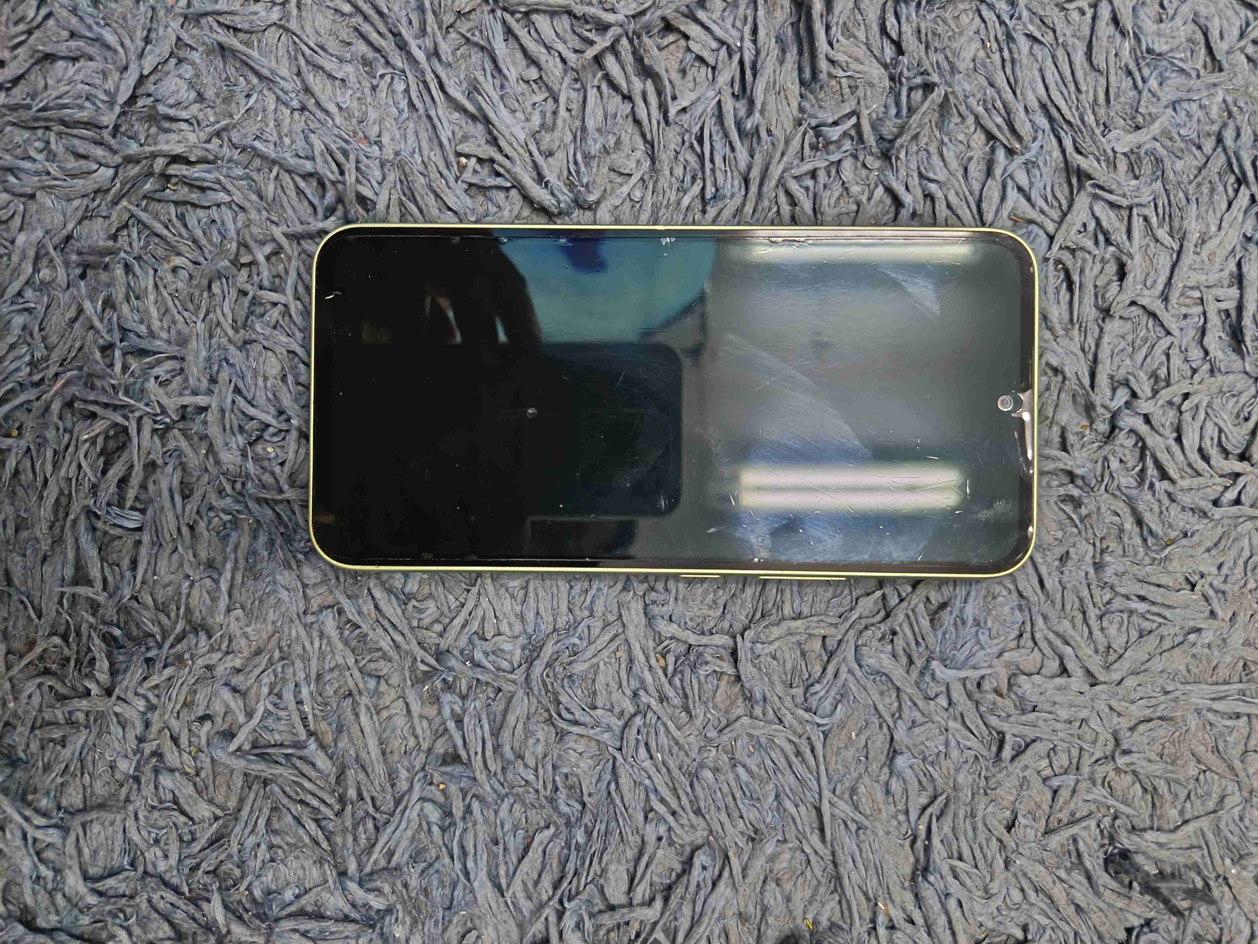 Smartphone verde en buen estado