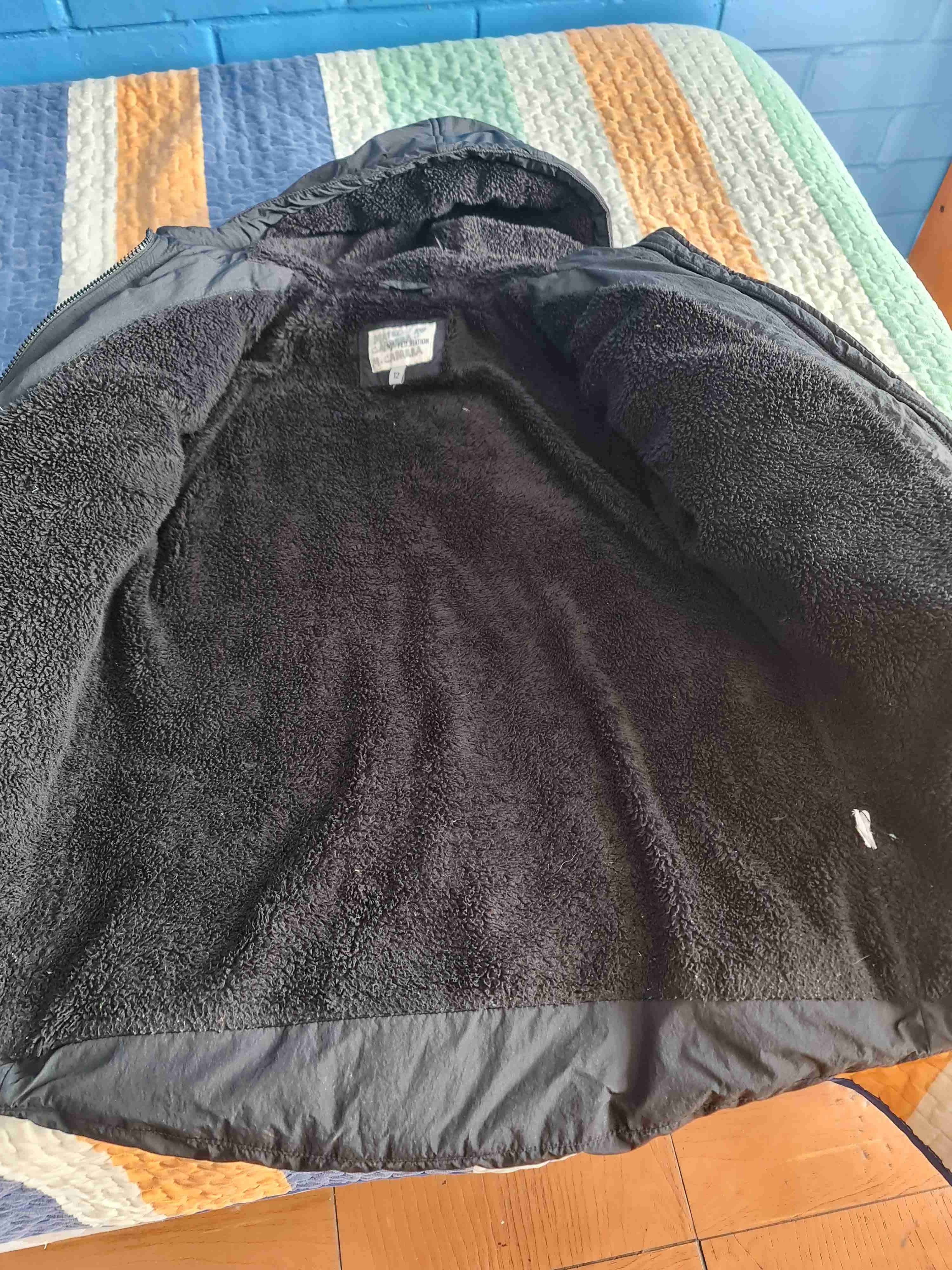 Chaqueta negra con capucha - miniatura 2