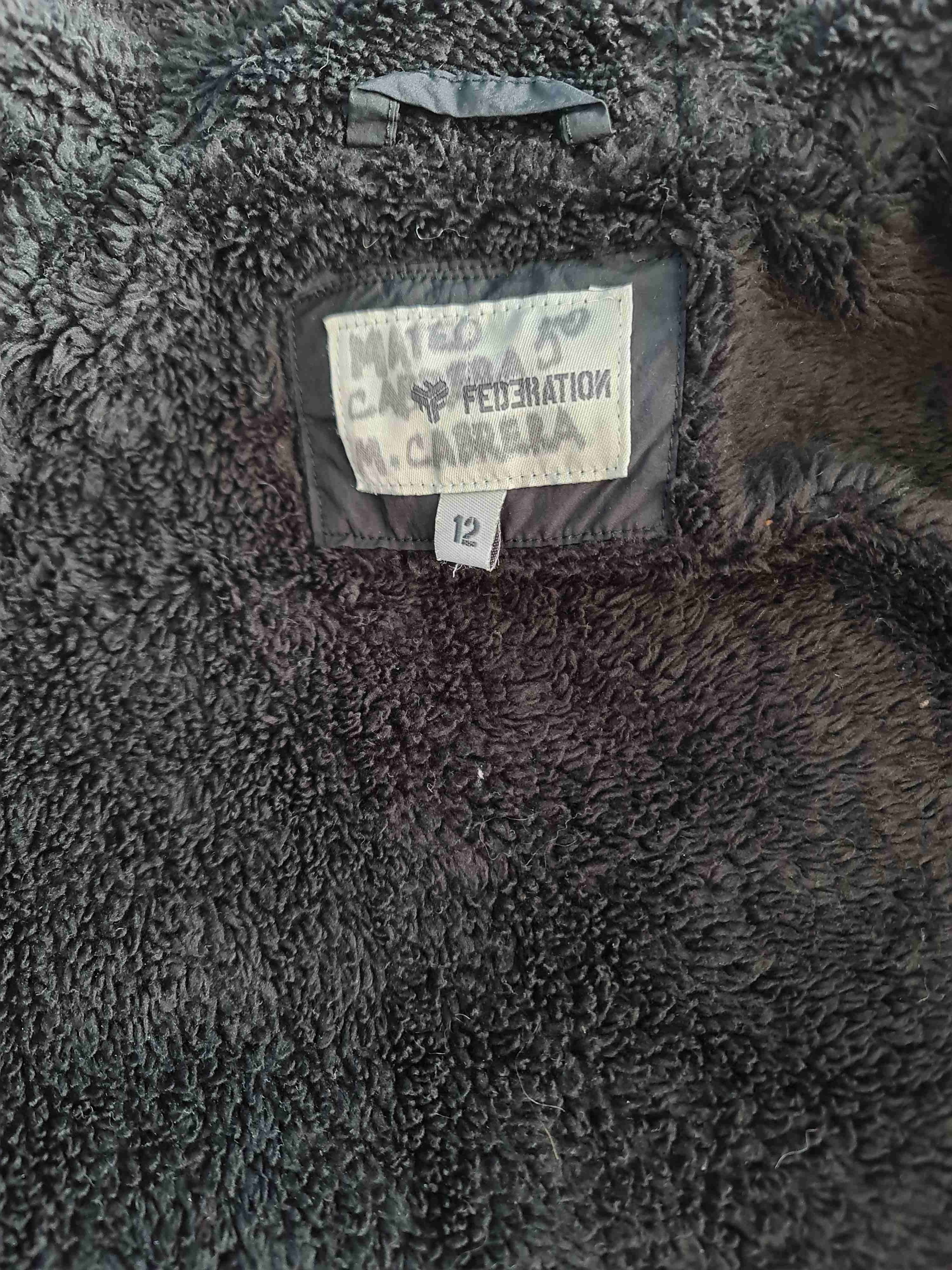 Chaqueta negra con capucha - miniatura 3