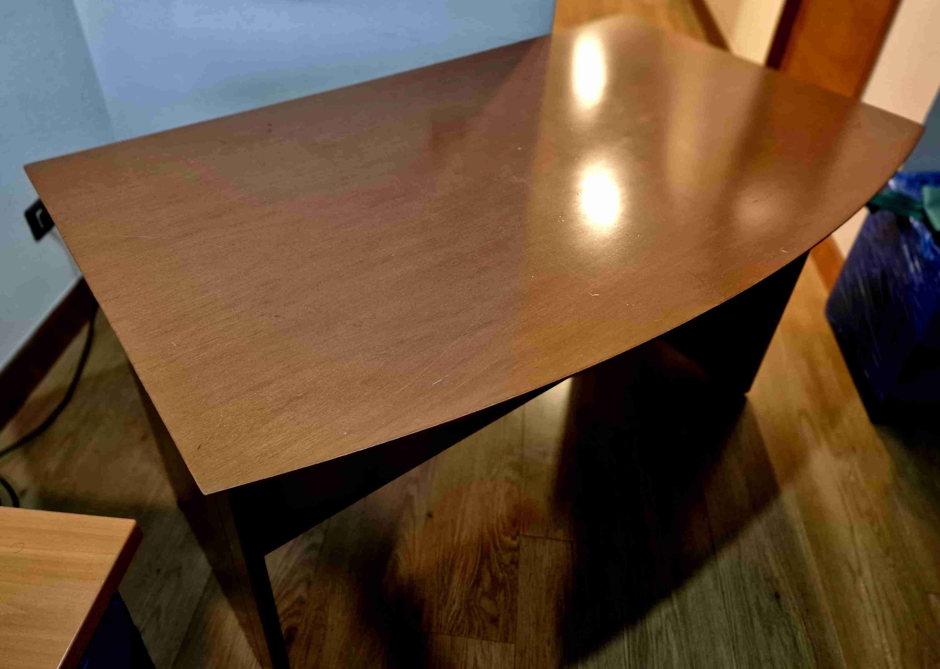 Escritorio amplio, madera noble y maciza. Retiro.