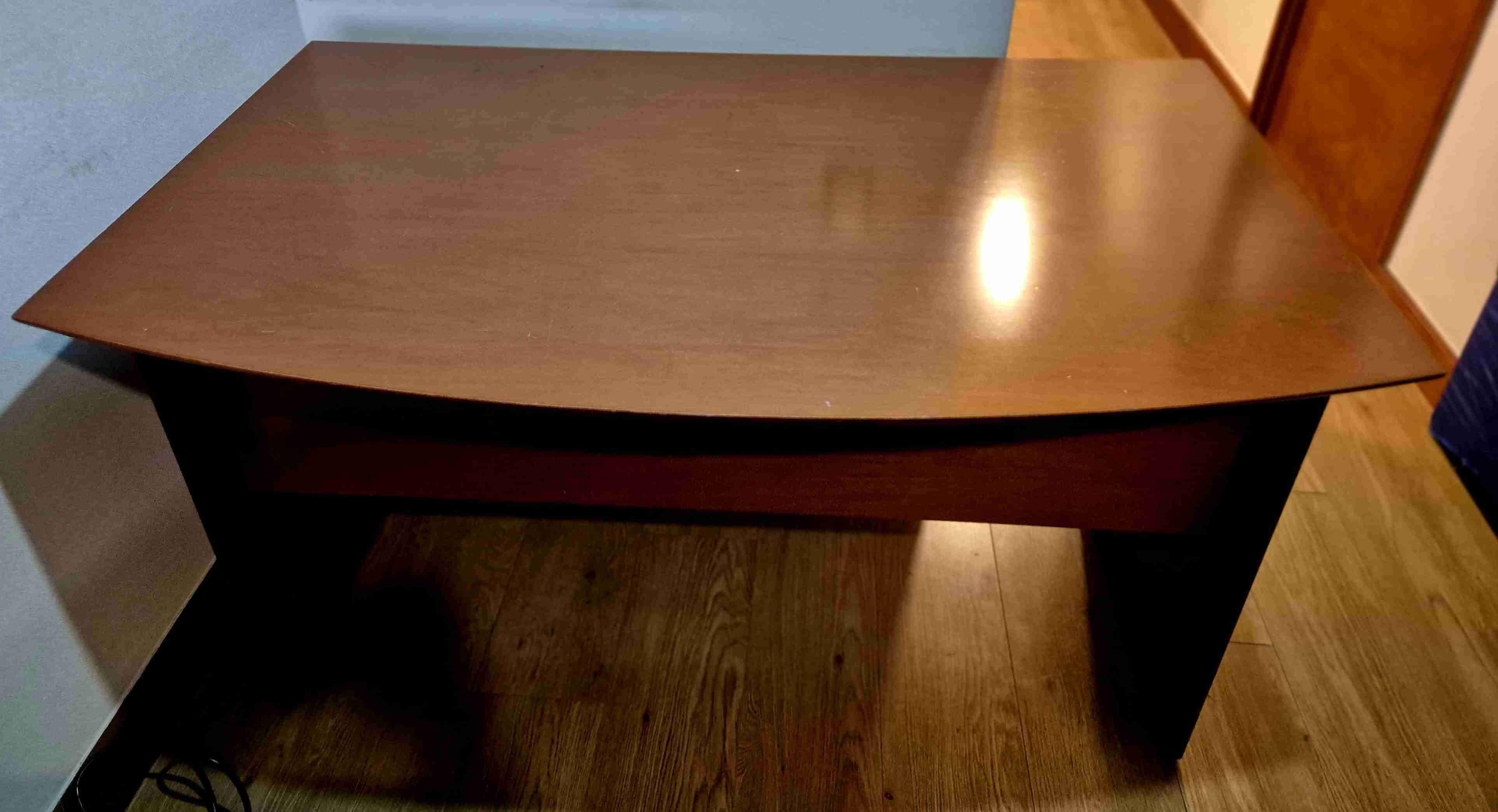 Escritorio amplio, madera noble y maciza. Retiro. - 2