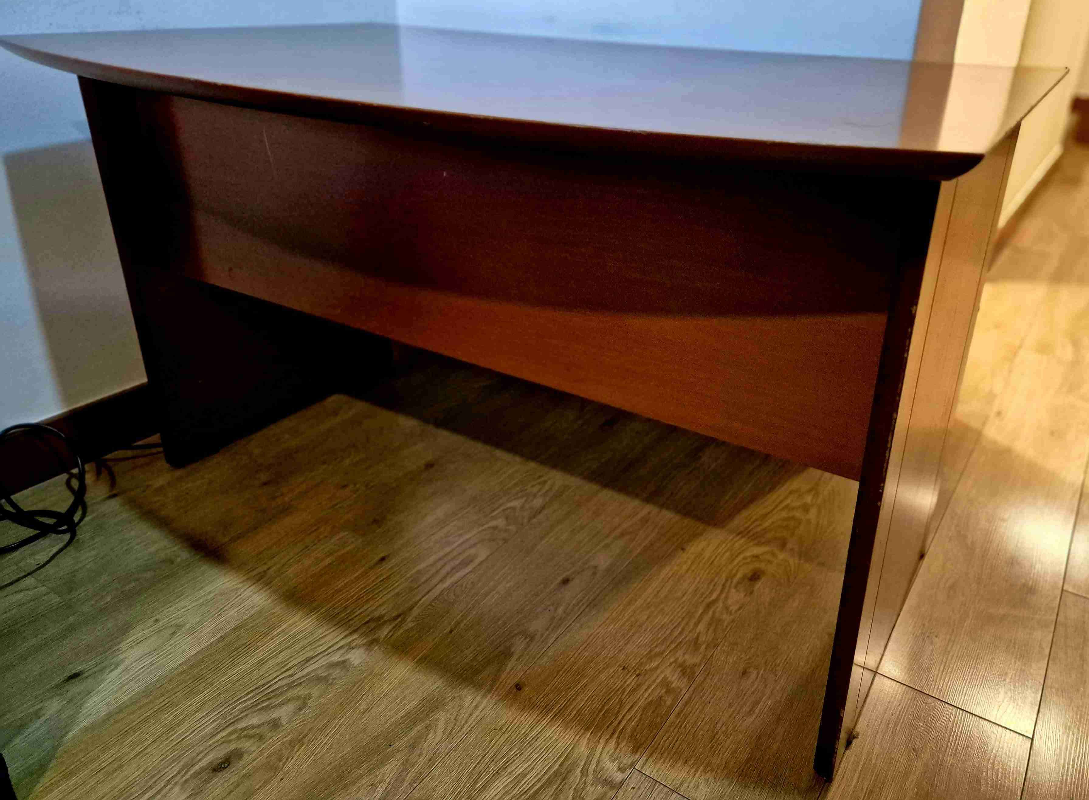 Escritorio amplio, madera noble y maciza. Retiro. - 3