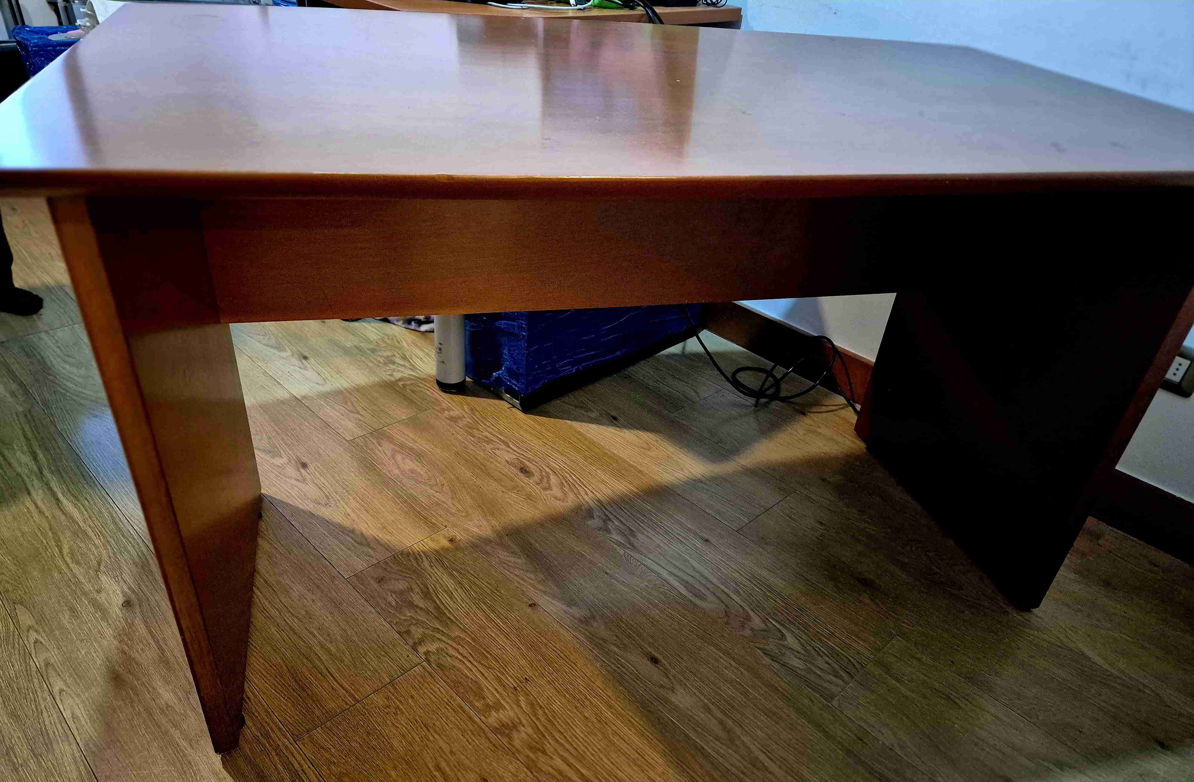 Escritorio amplio, madera noble y maciza. Retiro. - 4