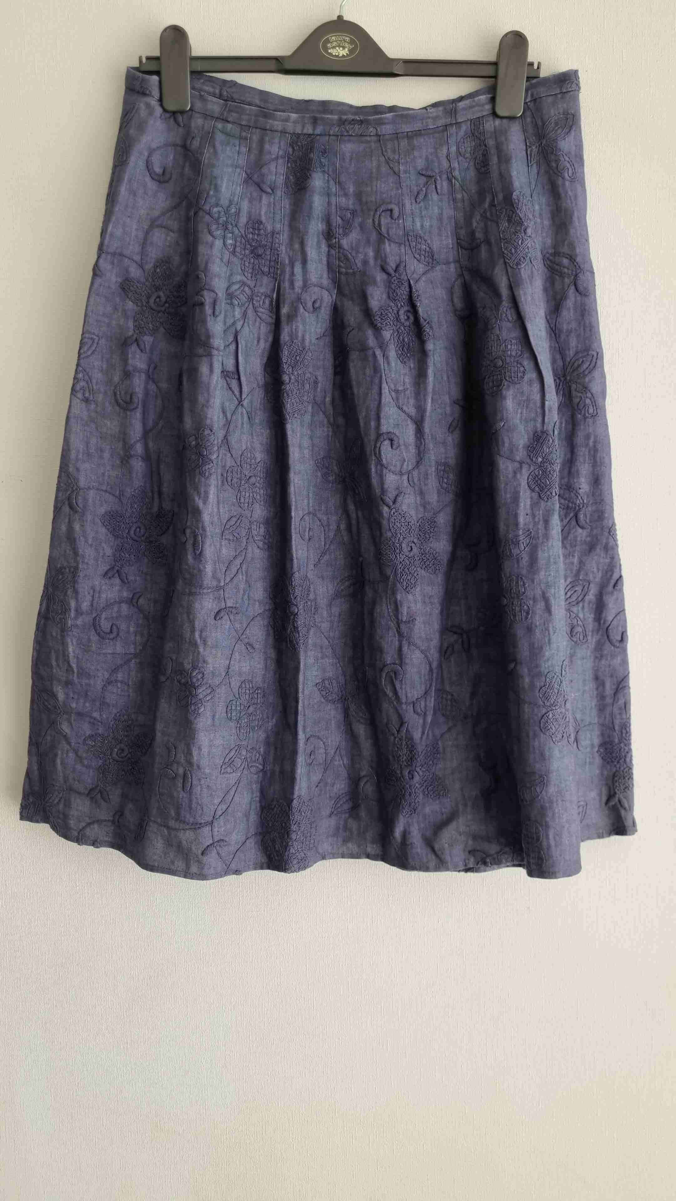 Falda exclusiva, azul con bordados, lino y algodon