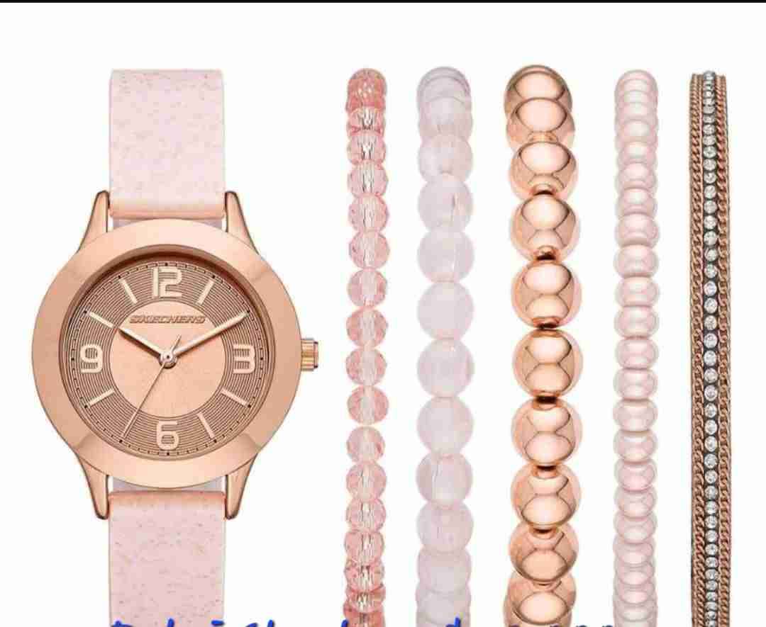 Reloj rosado con pulseras a juego