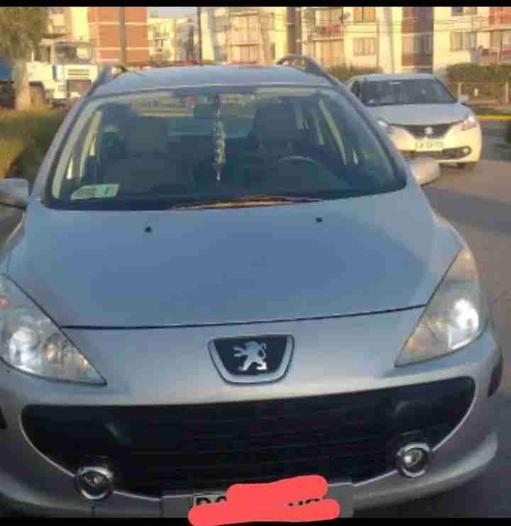 Auto familiar plateado en buen estado - miniatura 4