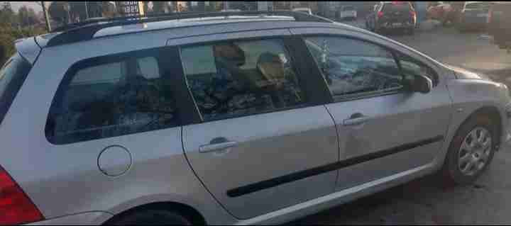 Auto familiar plateado en buen estado - miniatura 6