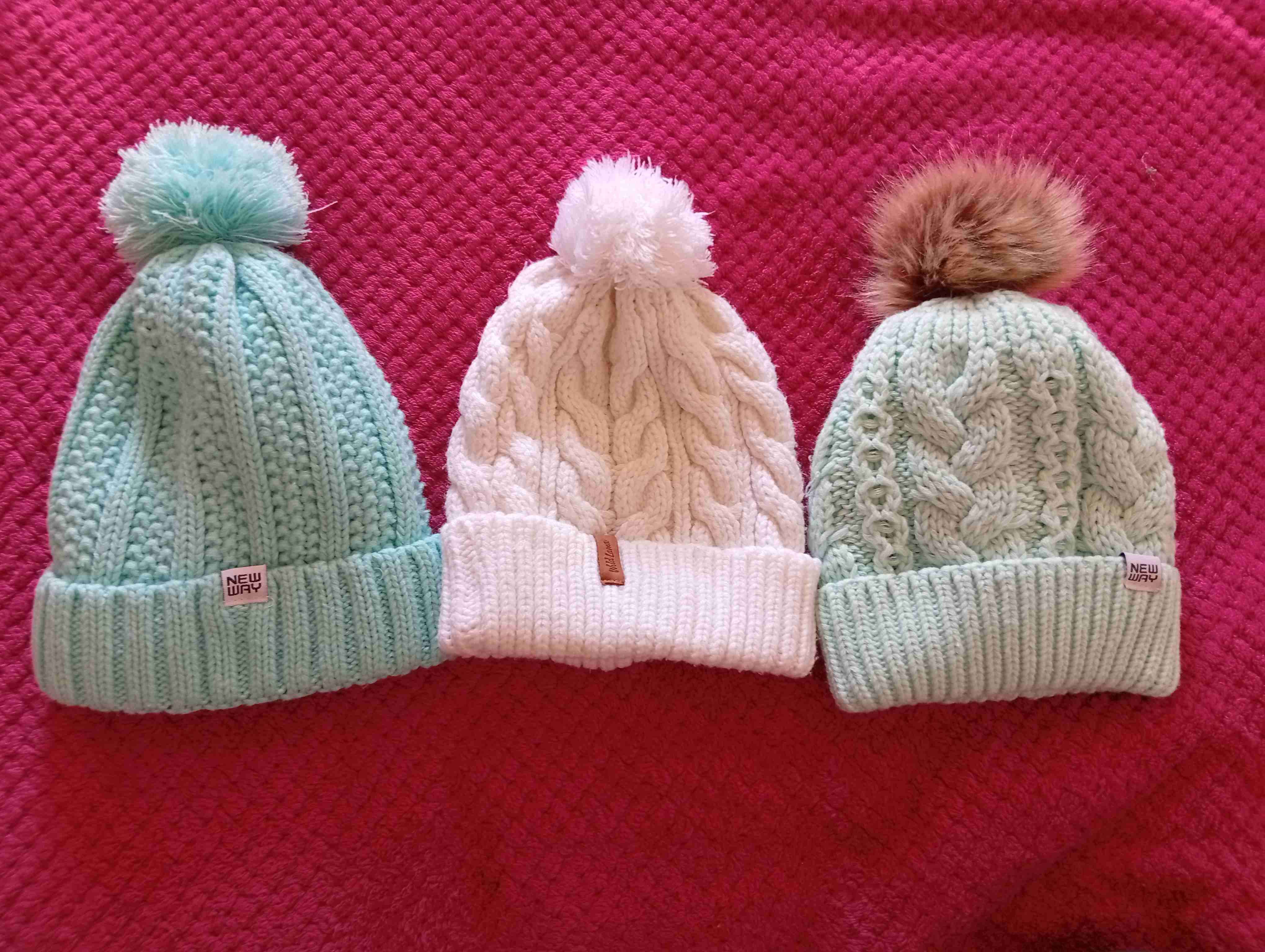 Conjunto de gorros de lana con pompones