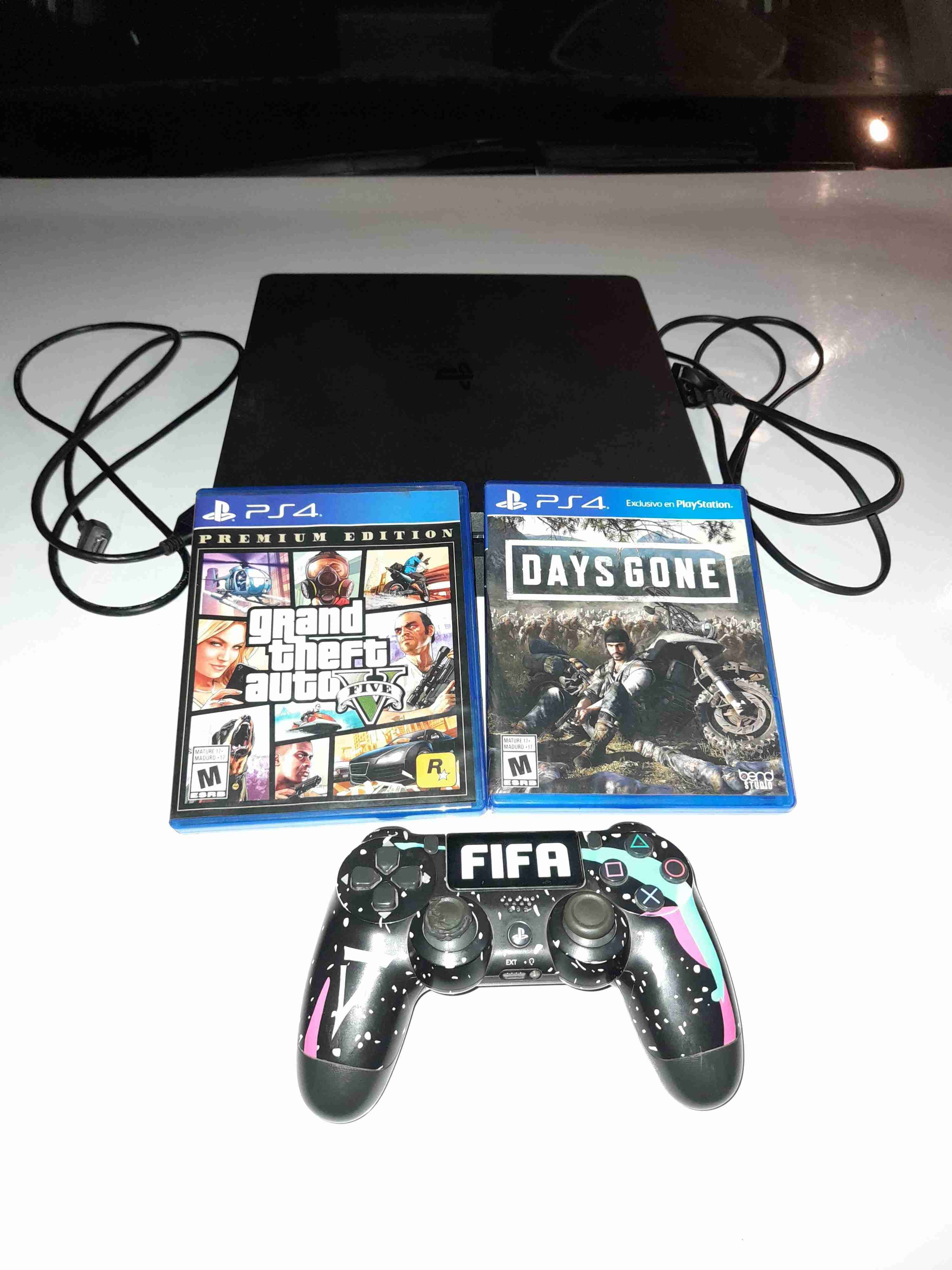 PS4 con juegos y control