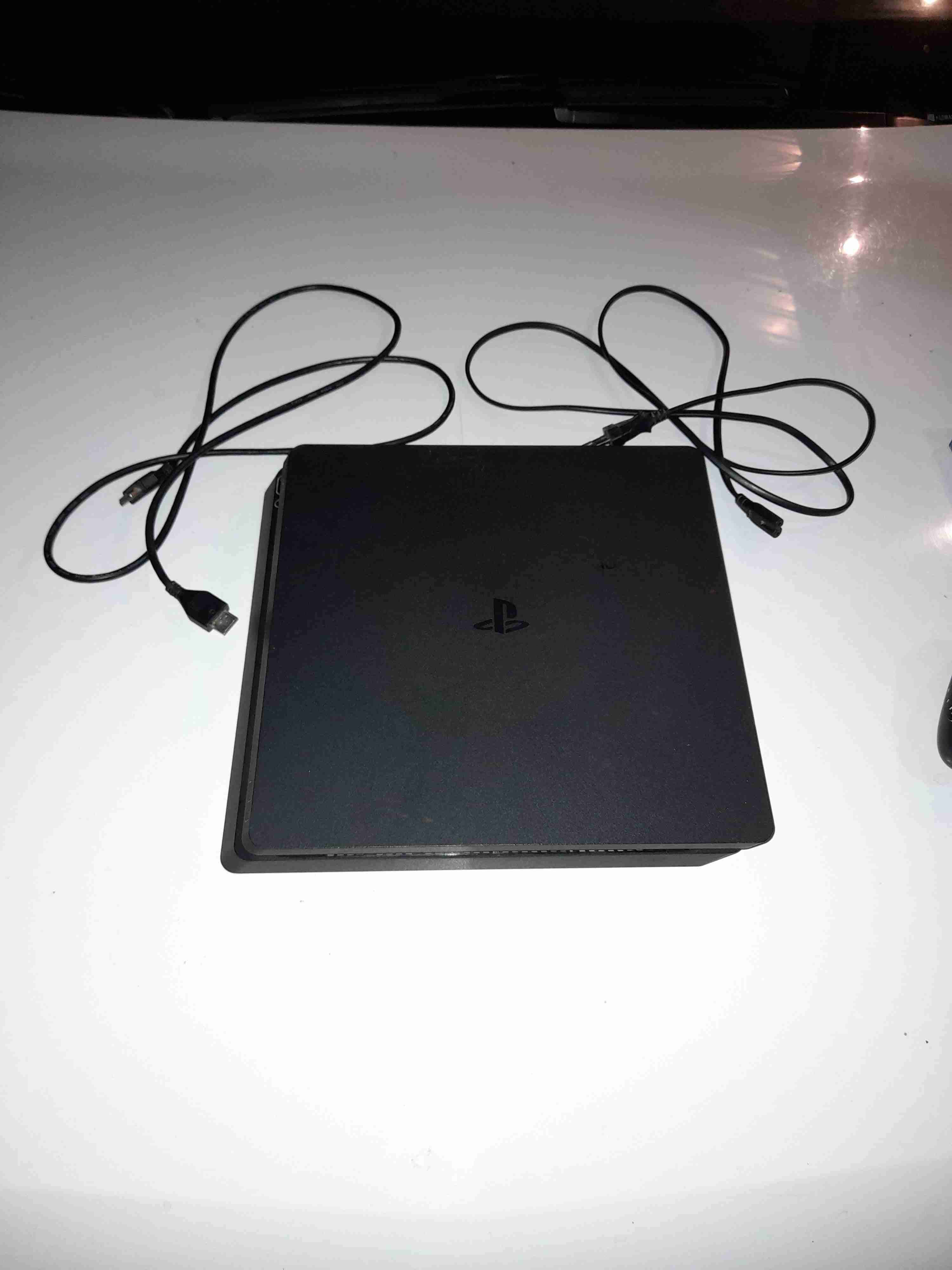 PS4 con juegos y control - miniatura 2