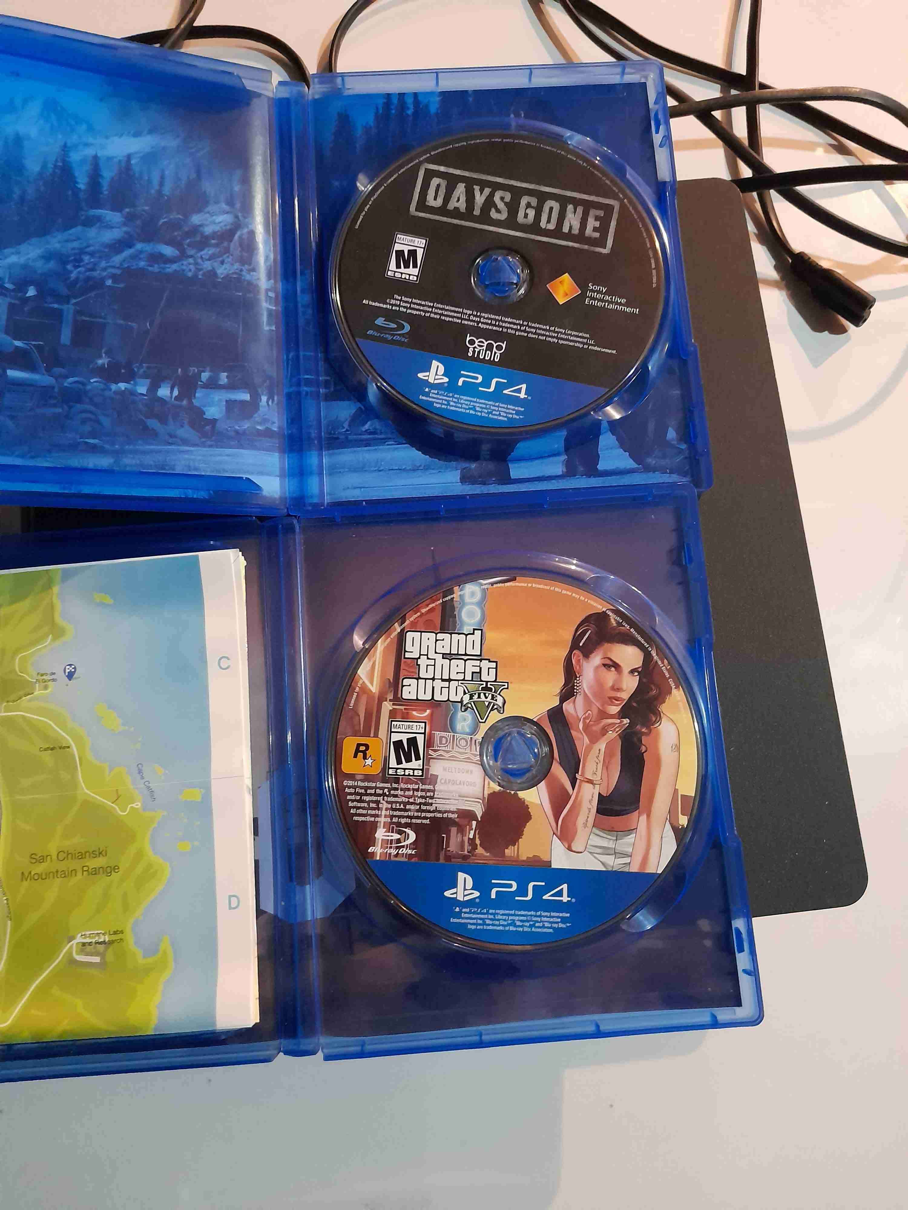 PS4 con juegos y control - miniatura 3