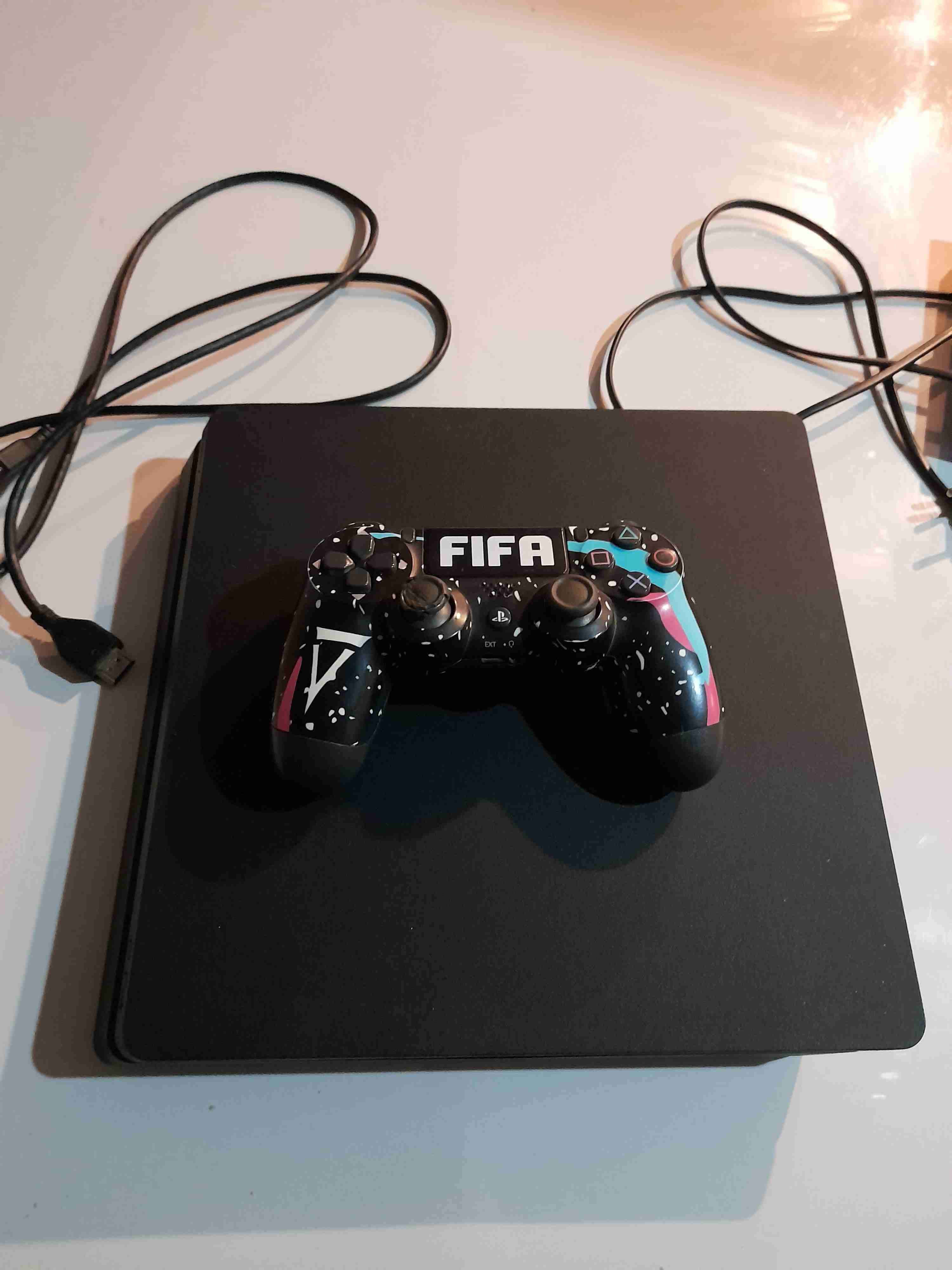 PS4 con juegos y control - miniatura 4