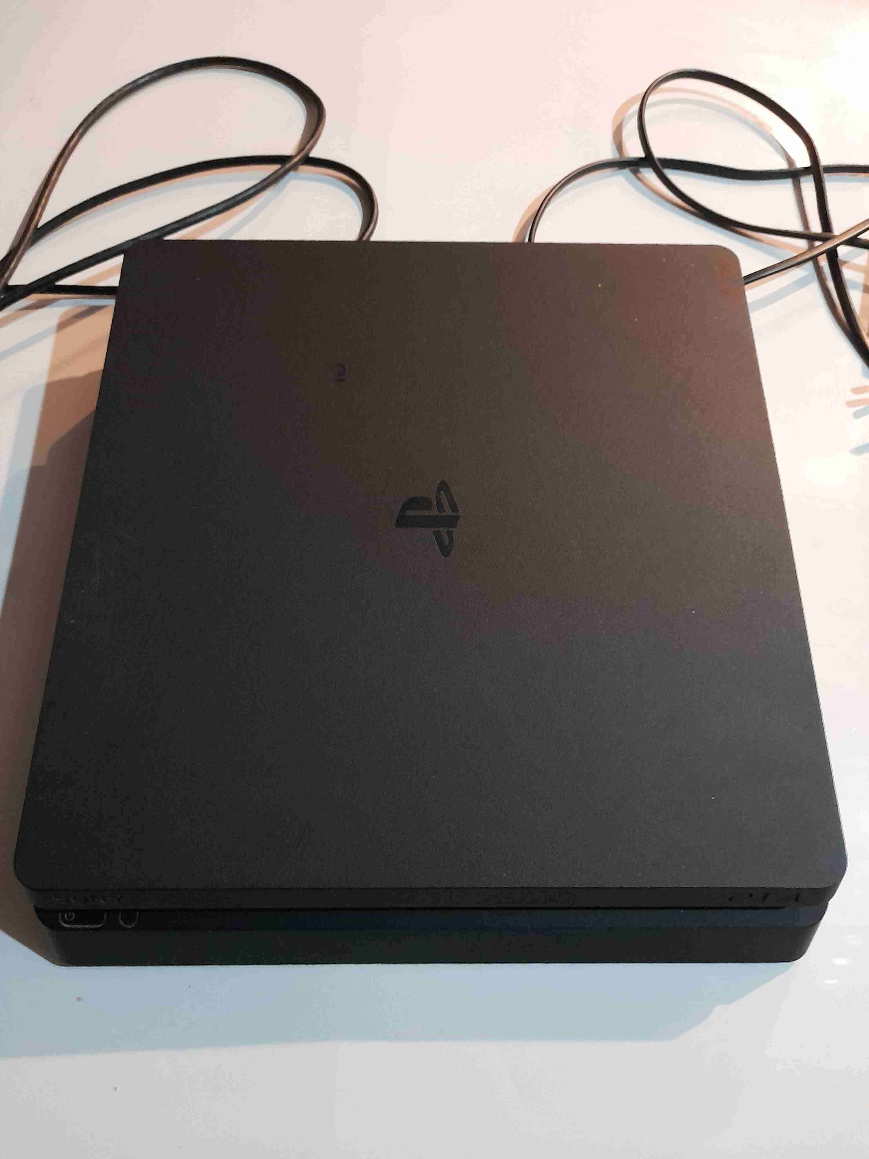 PS4 con juegos y control - miniatura 5