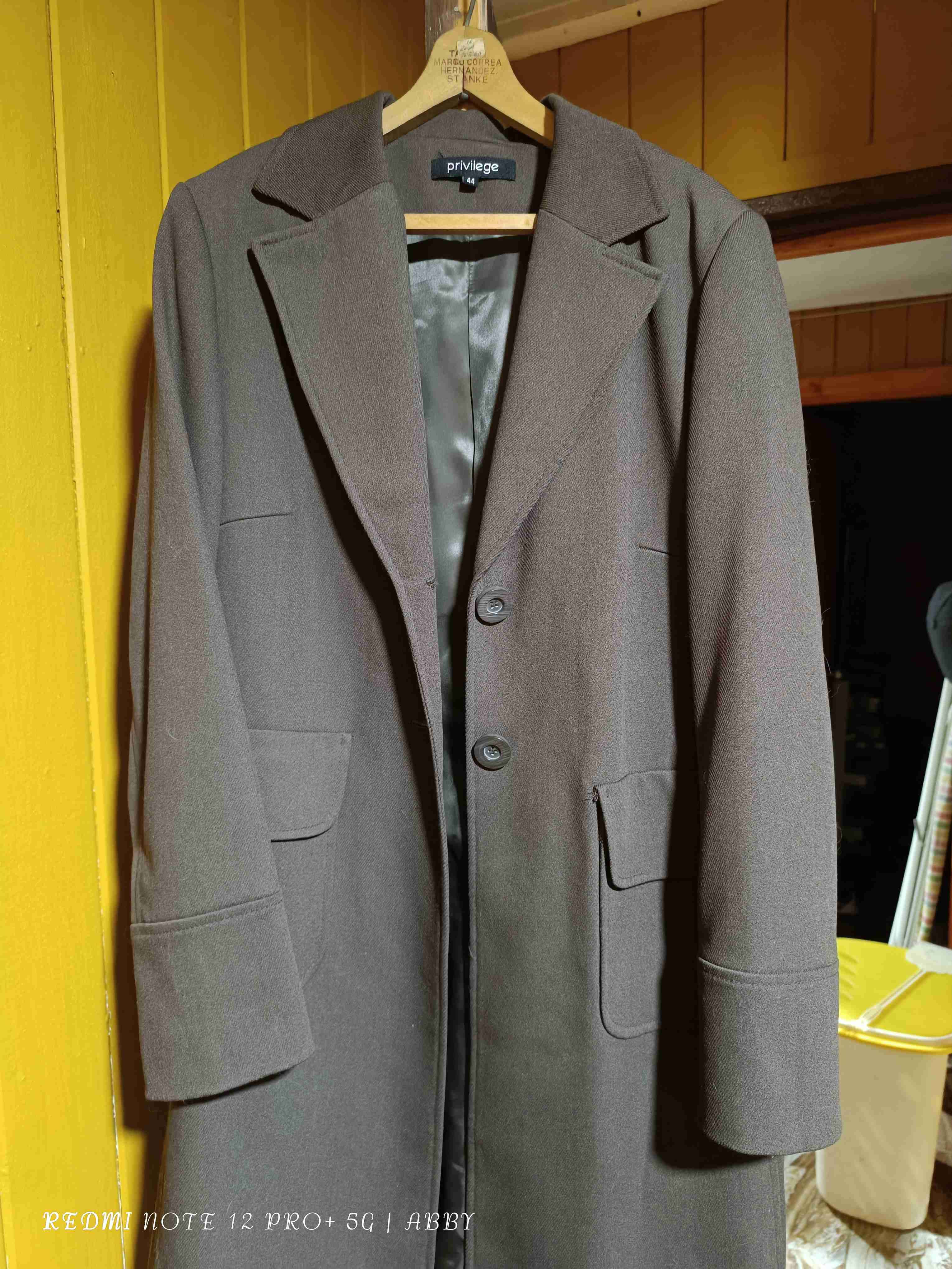 Abrigo gris oscuro elegante