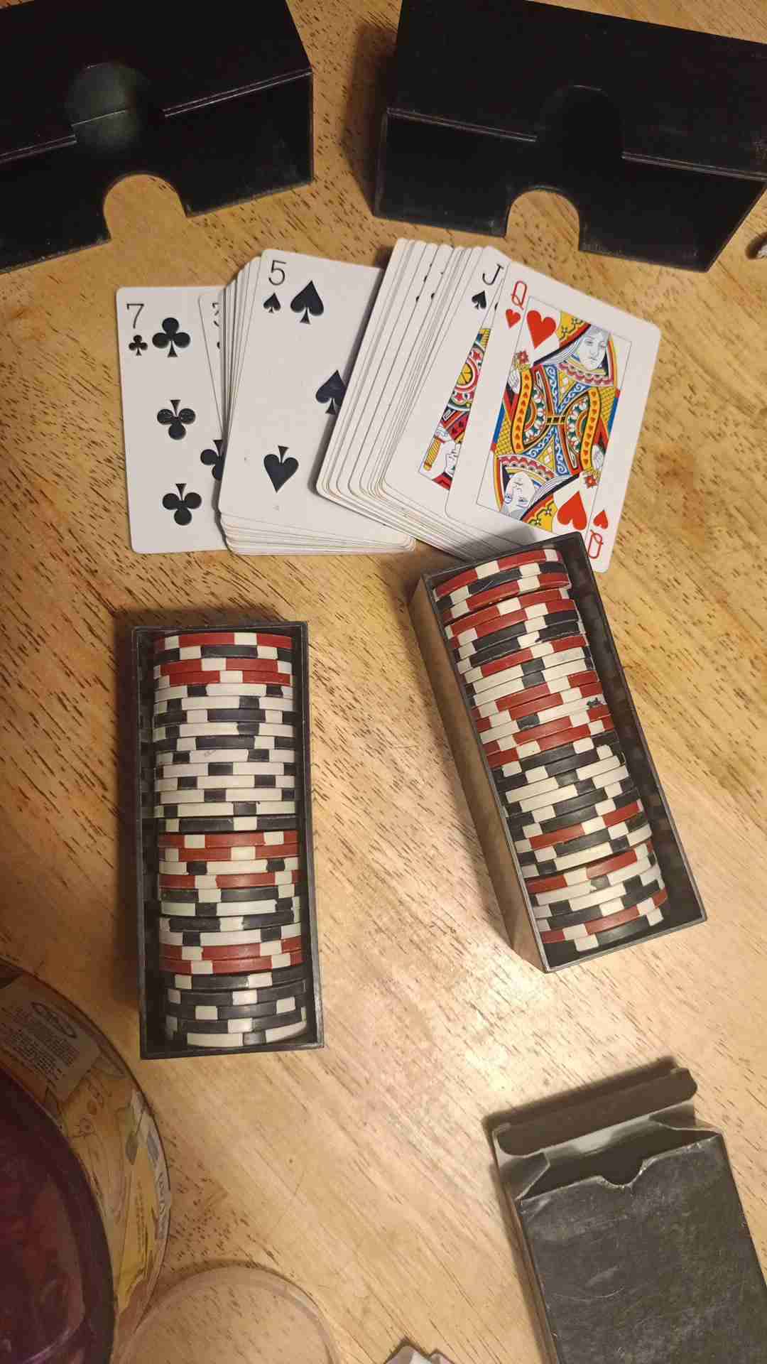 Set de poker con fichas y cartas