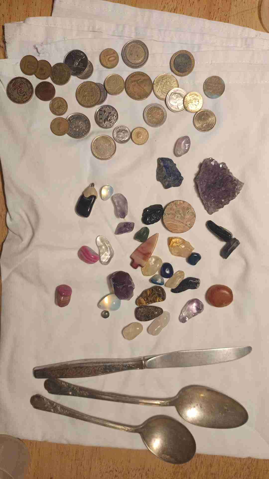 Colección de monedas y piedras