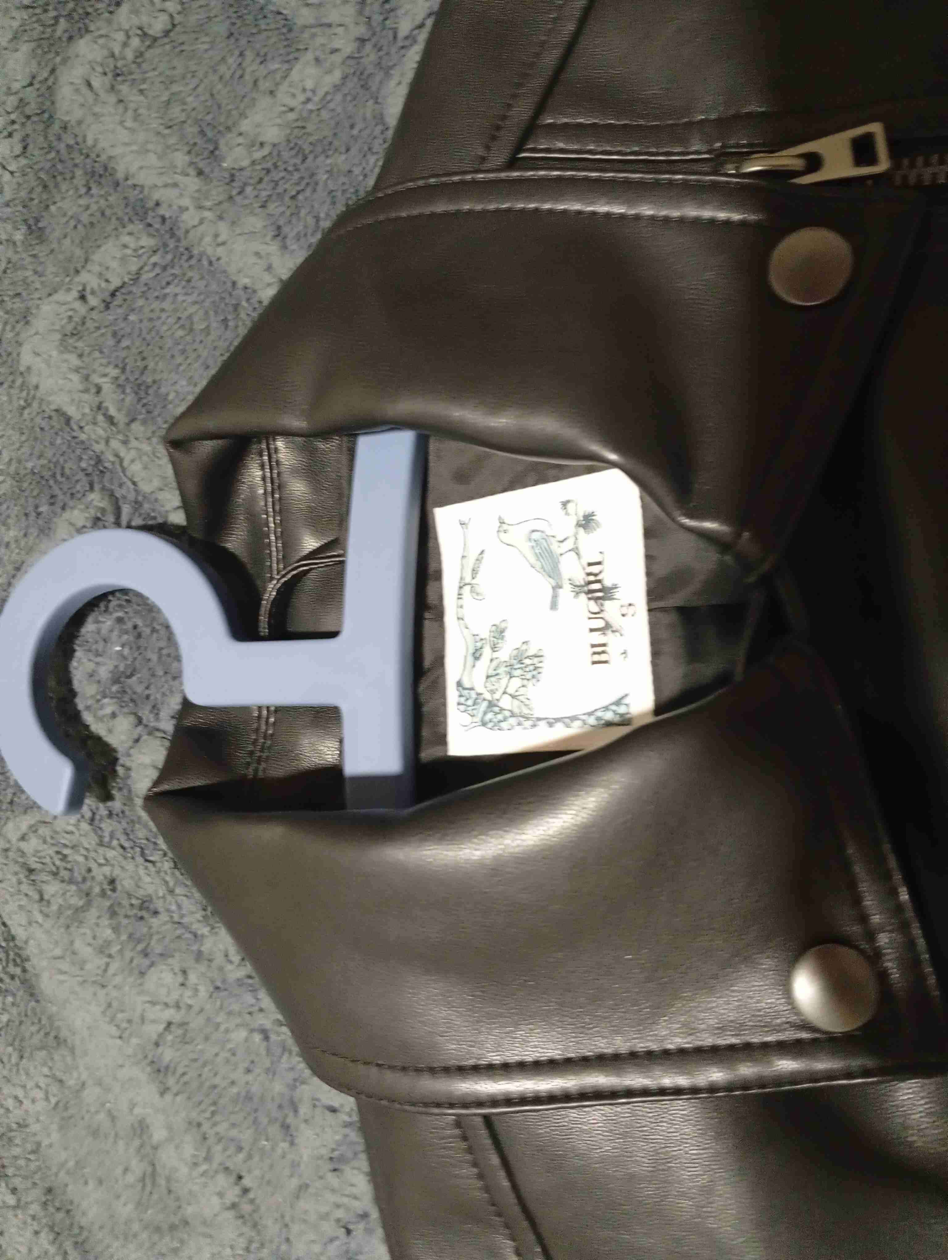 Chaqueta de cuero negro con cierre