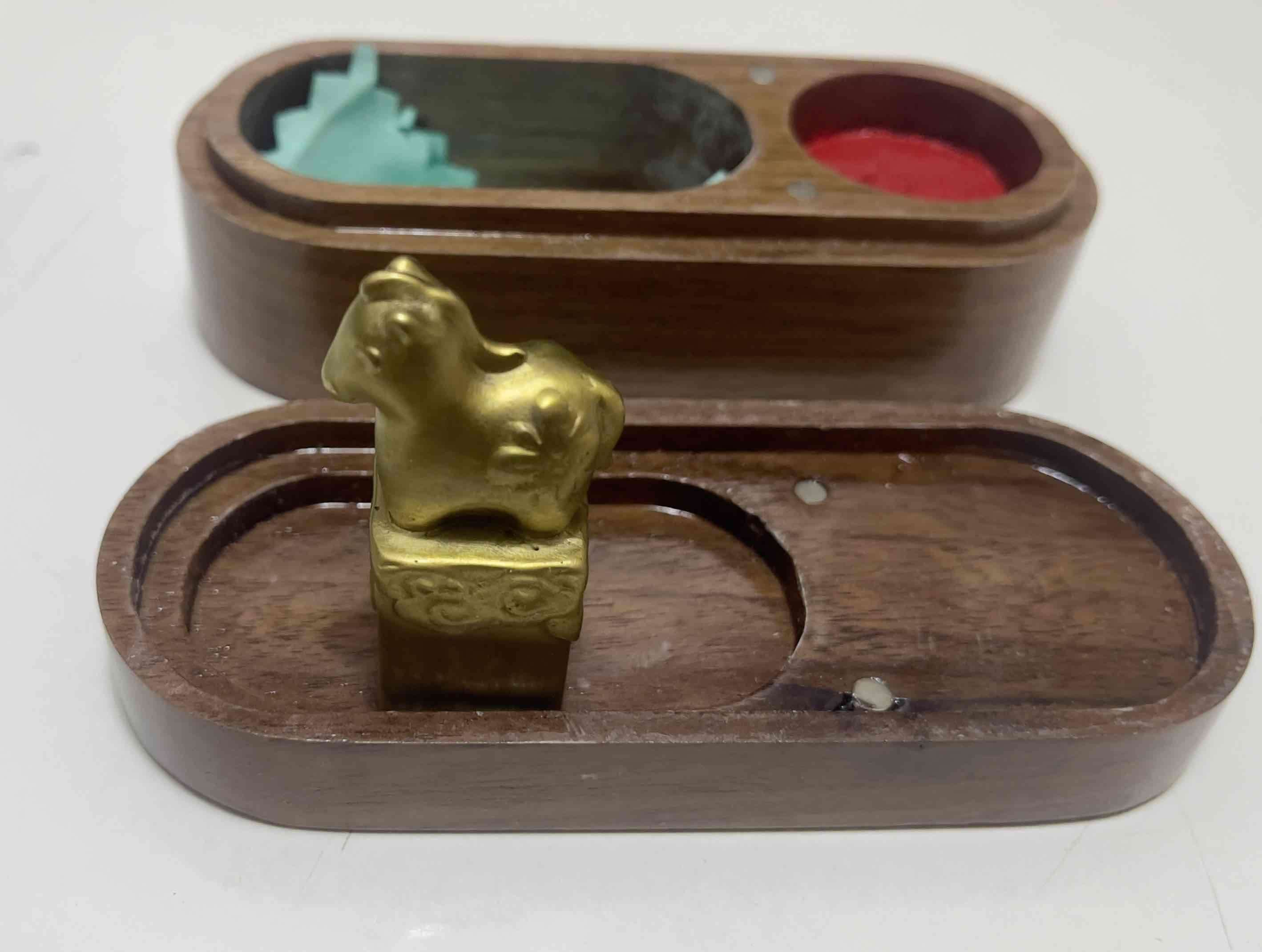 Set de sello de bronce en caja  de madera.
