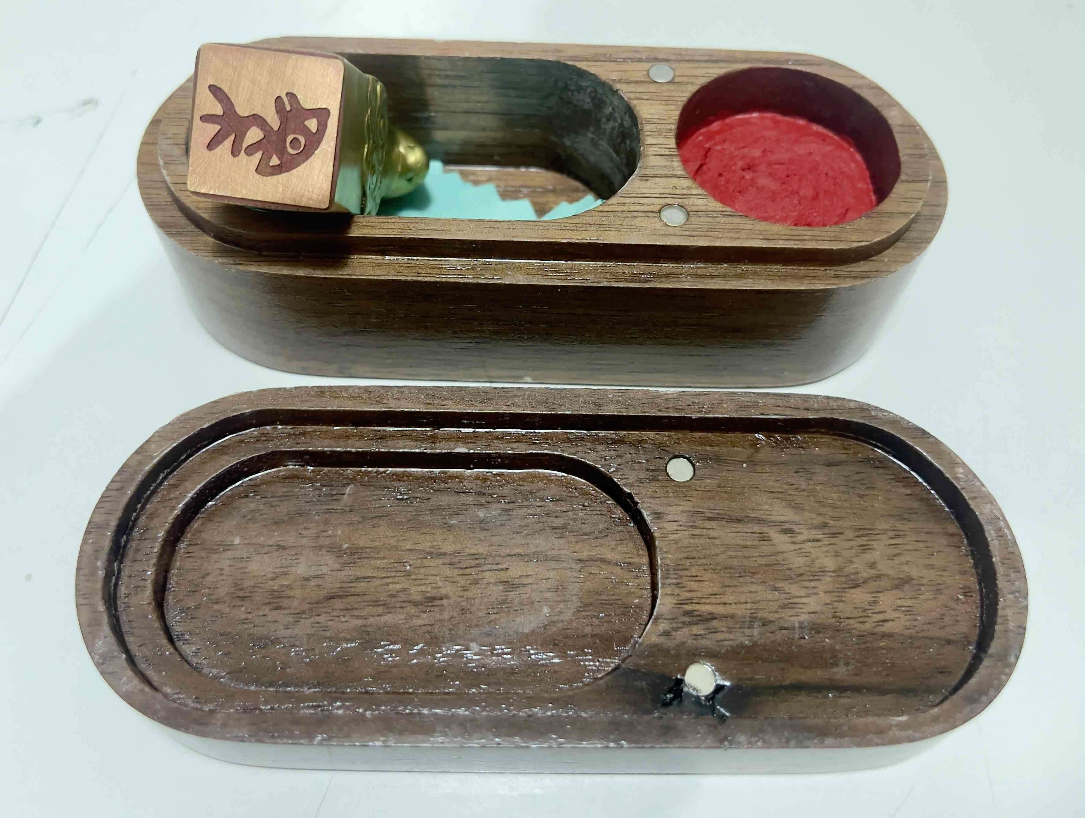 Set de sello de bronce en caja  de madera. - miniatura 2