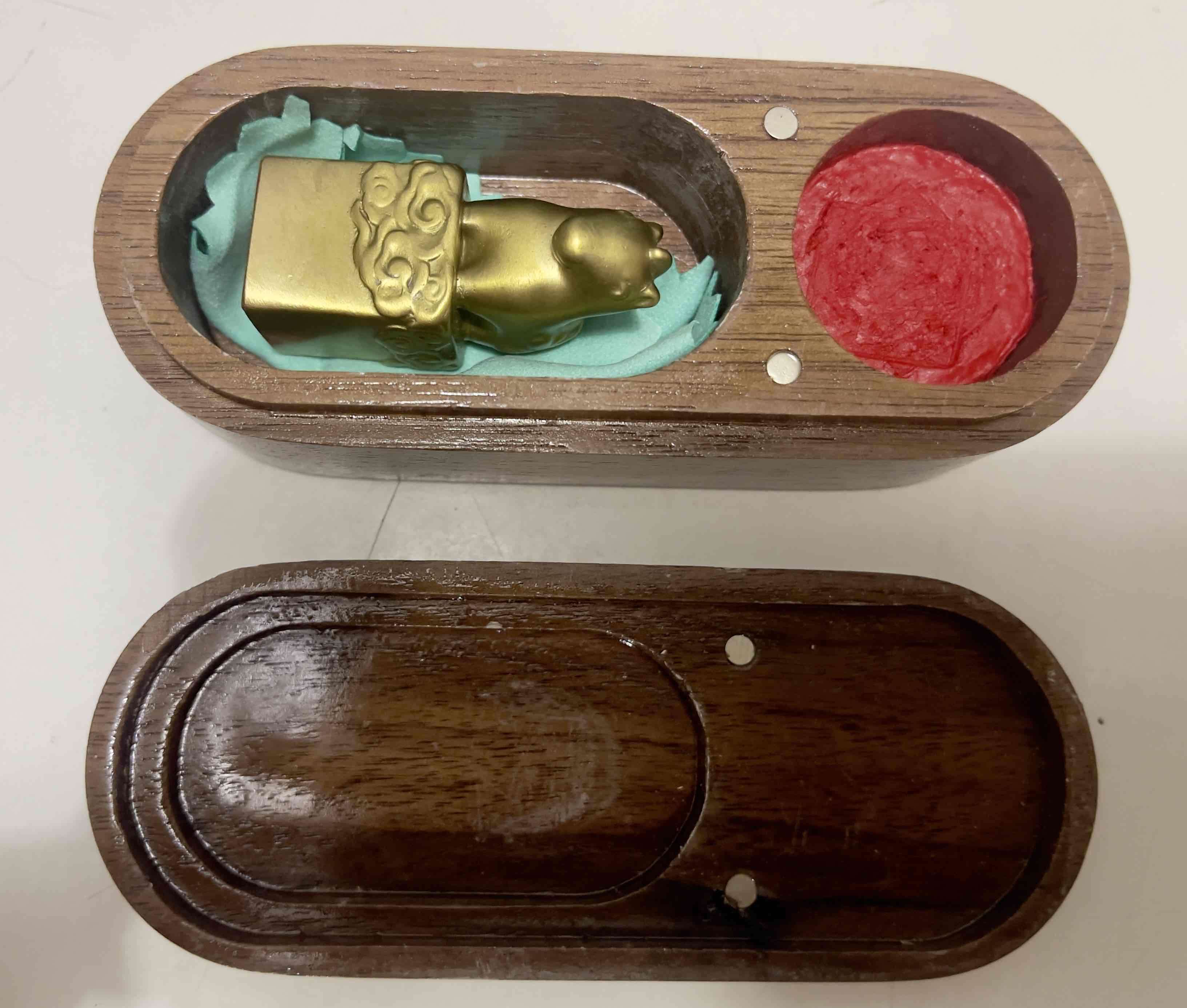 Set de sello de bronce en caja  de madera. - miniatura 3