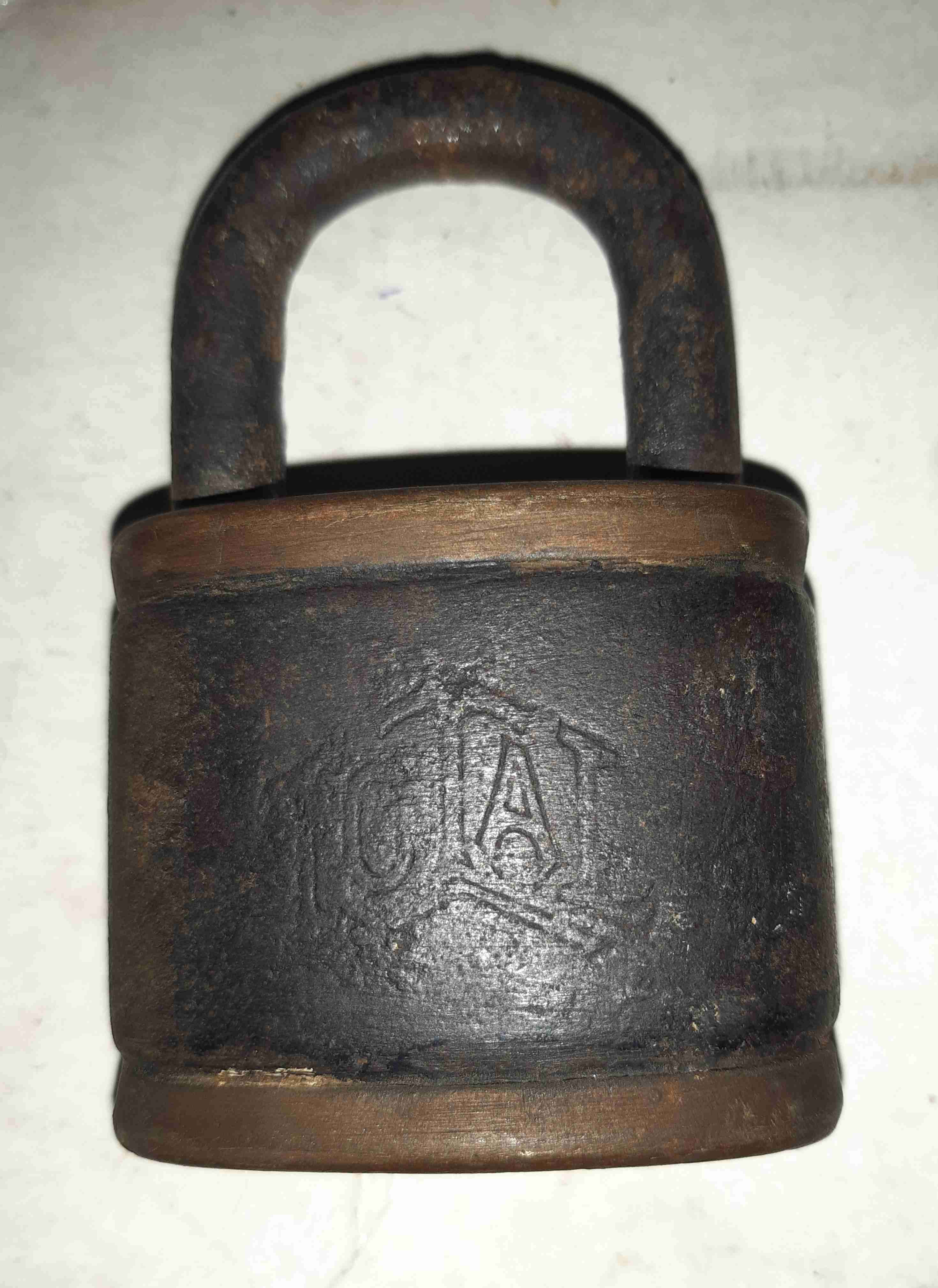 Candado antiguo de metal