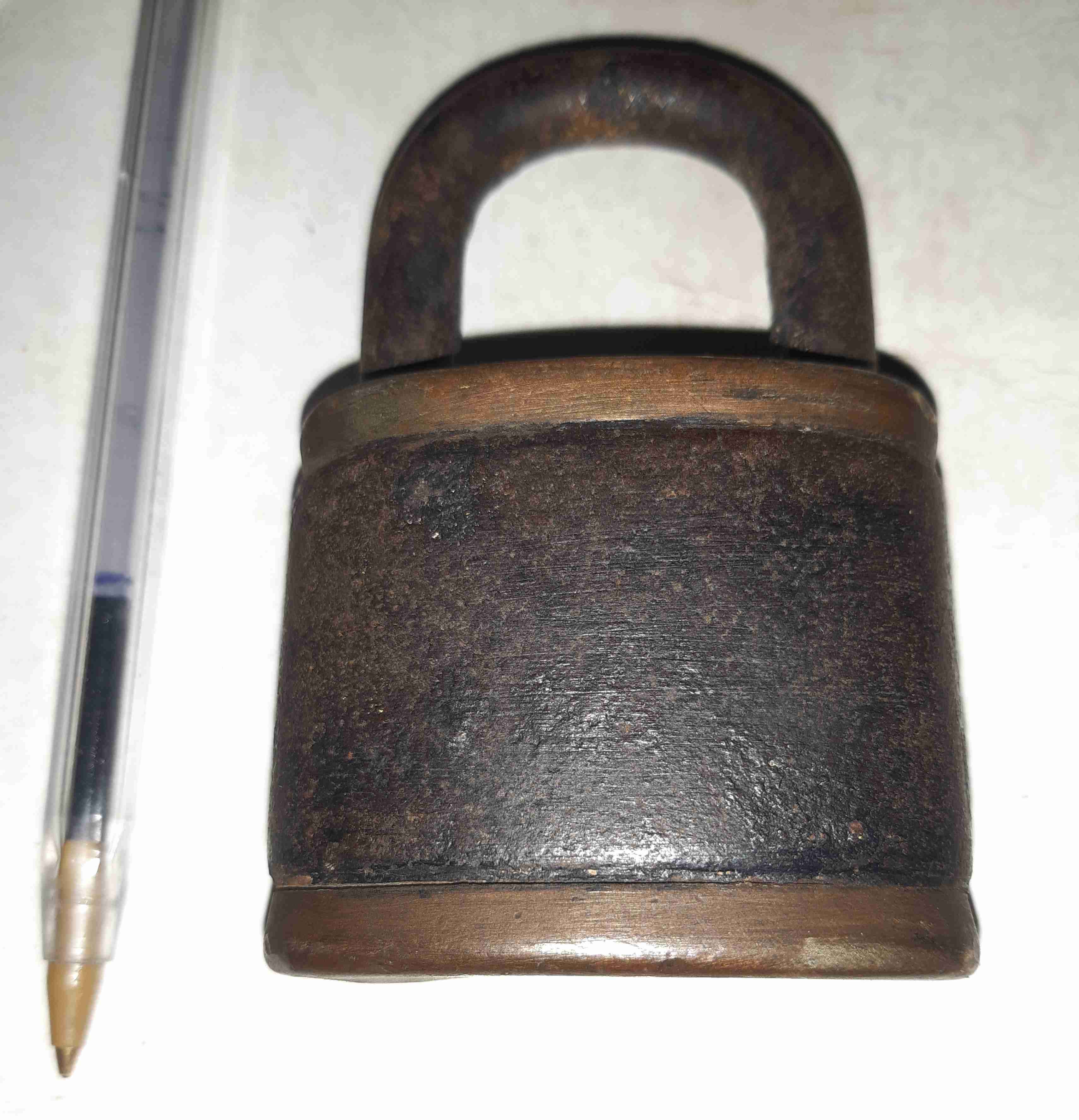 Candado antiguo de metal - 2