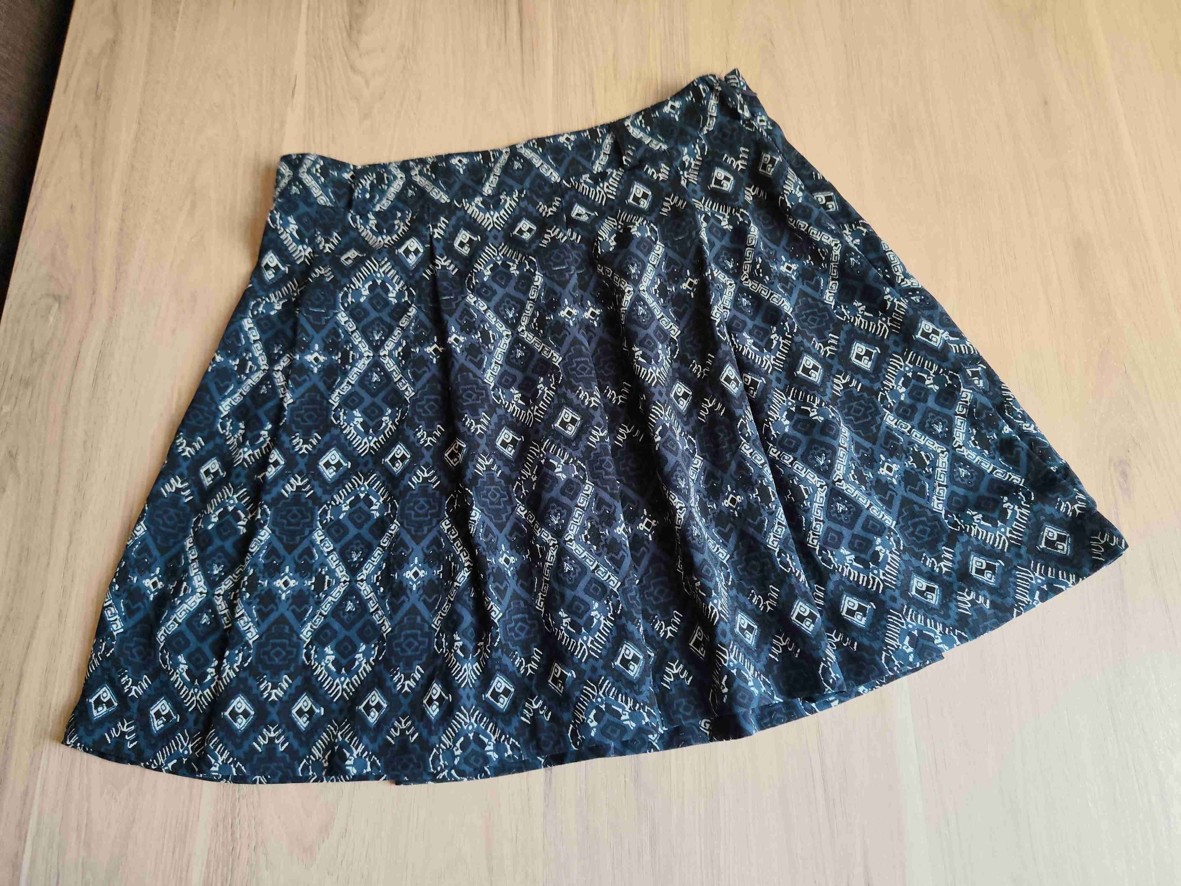 Falda estampada azul y blanca