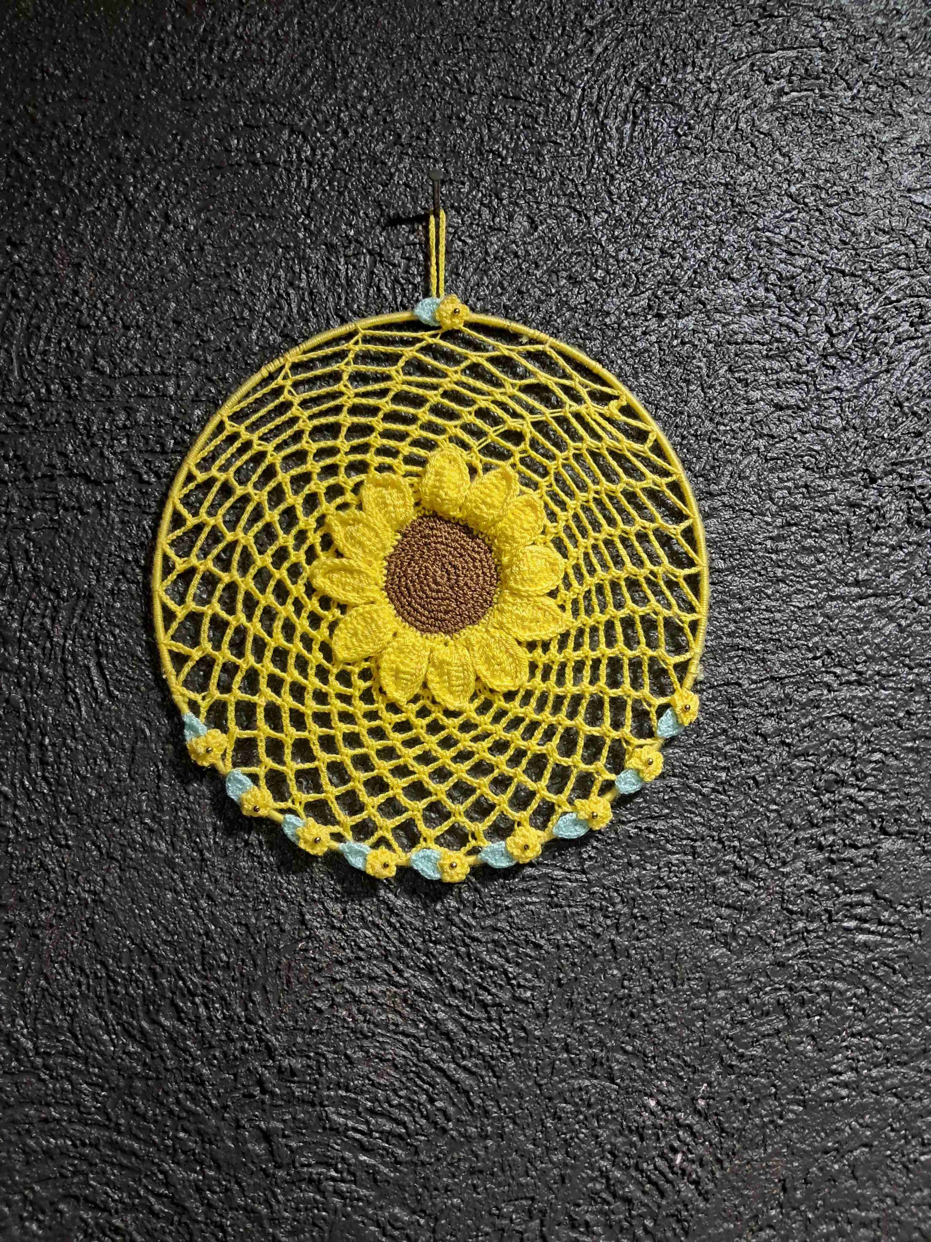 Atrapasueños de girasol tejido