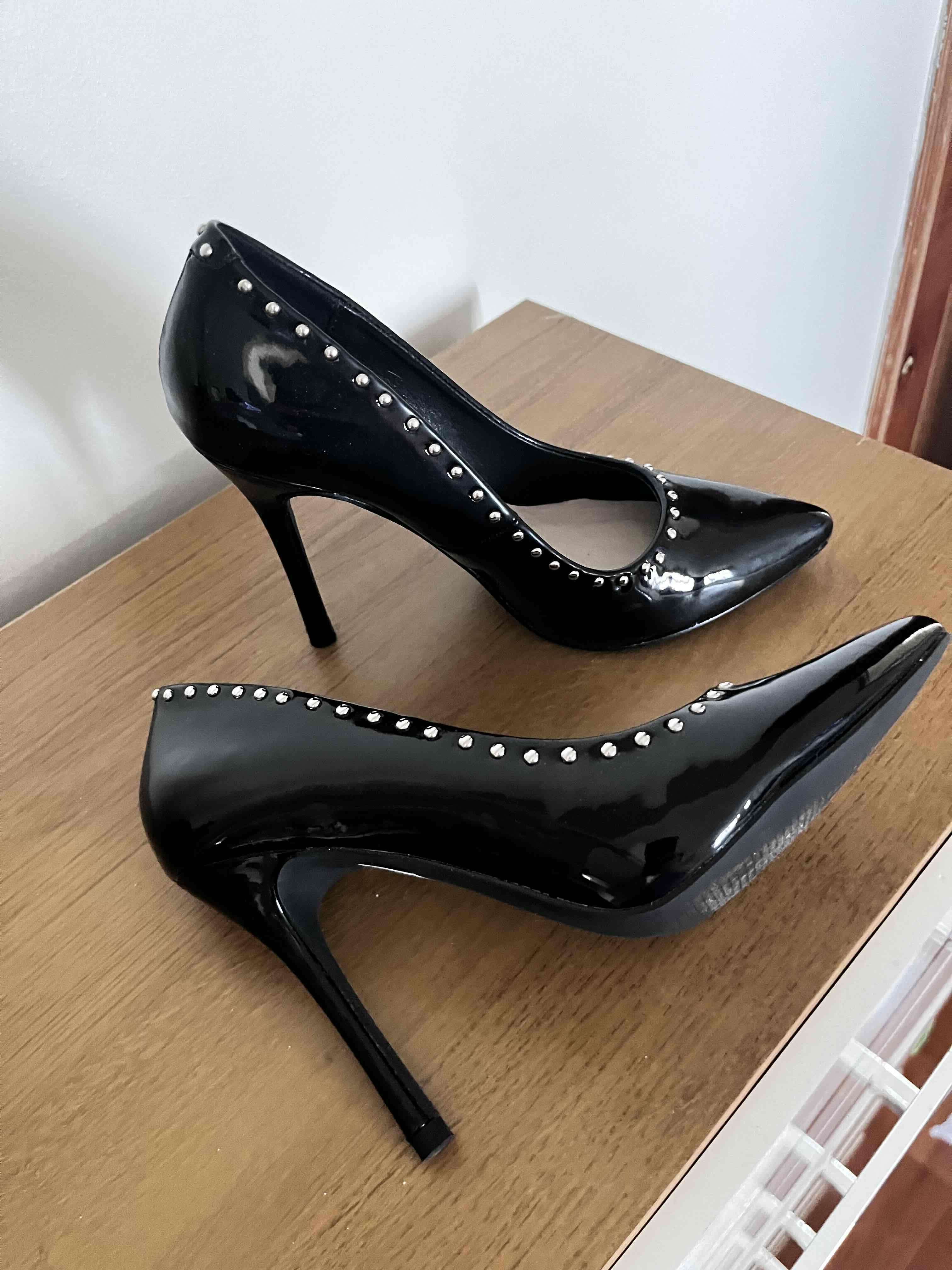 Tacones negros con tachas - miniatura 2