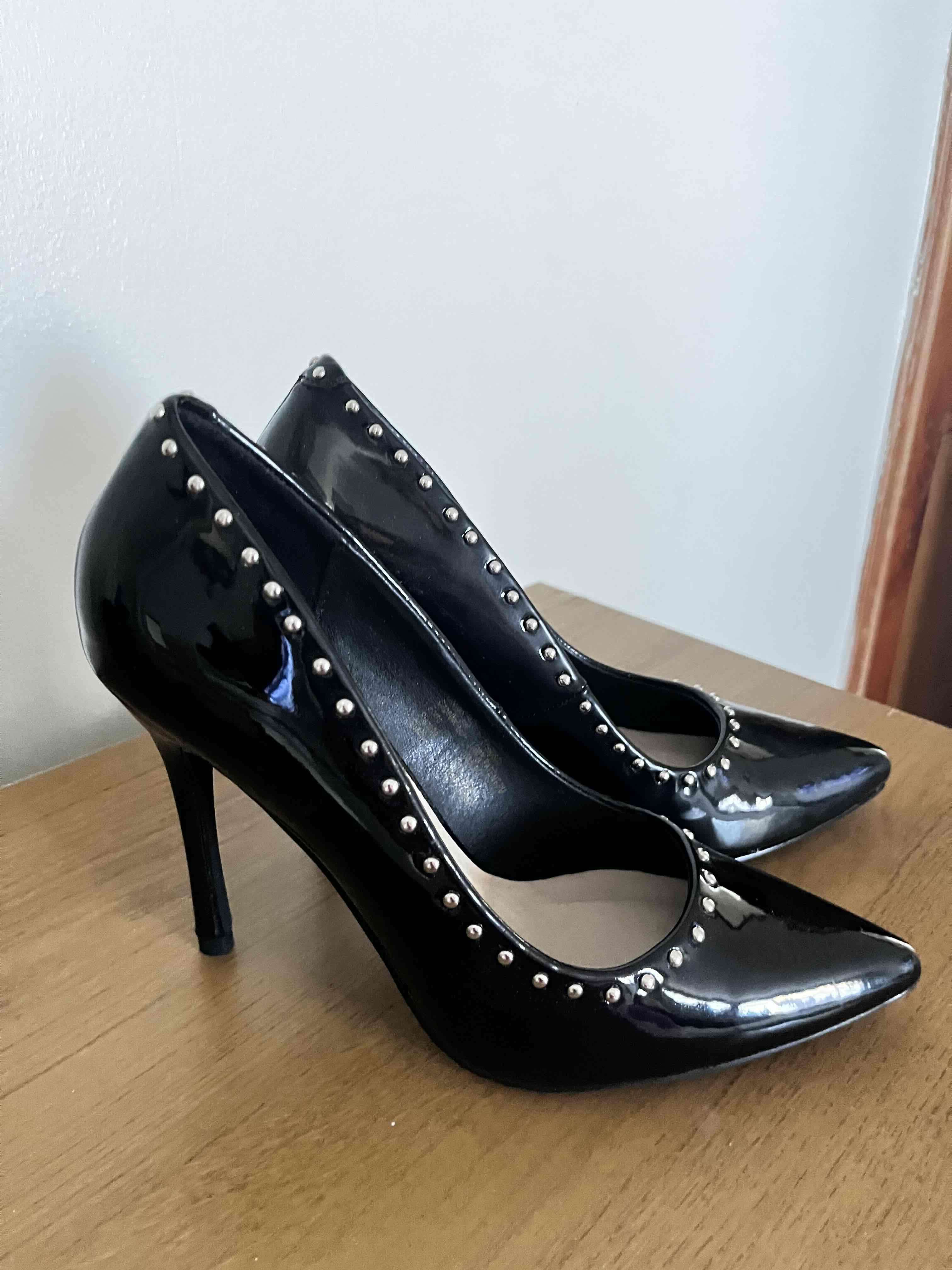 Tacones negros con tachas - miniatura 3