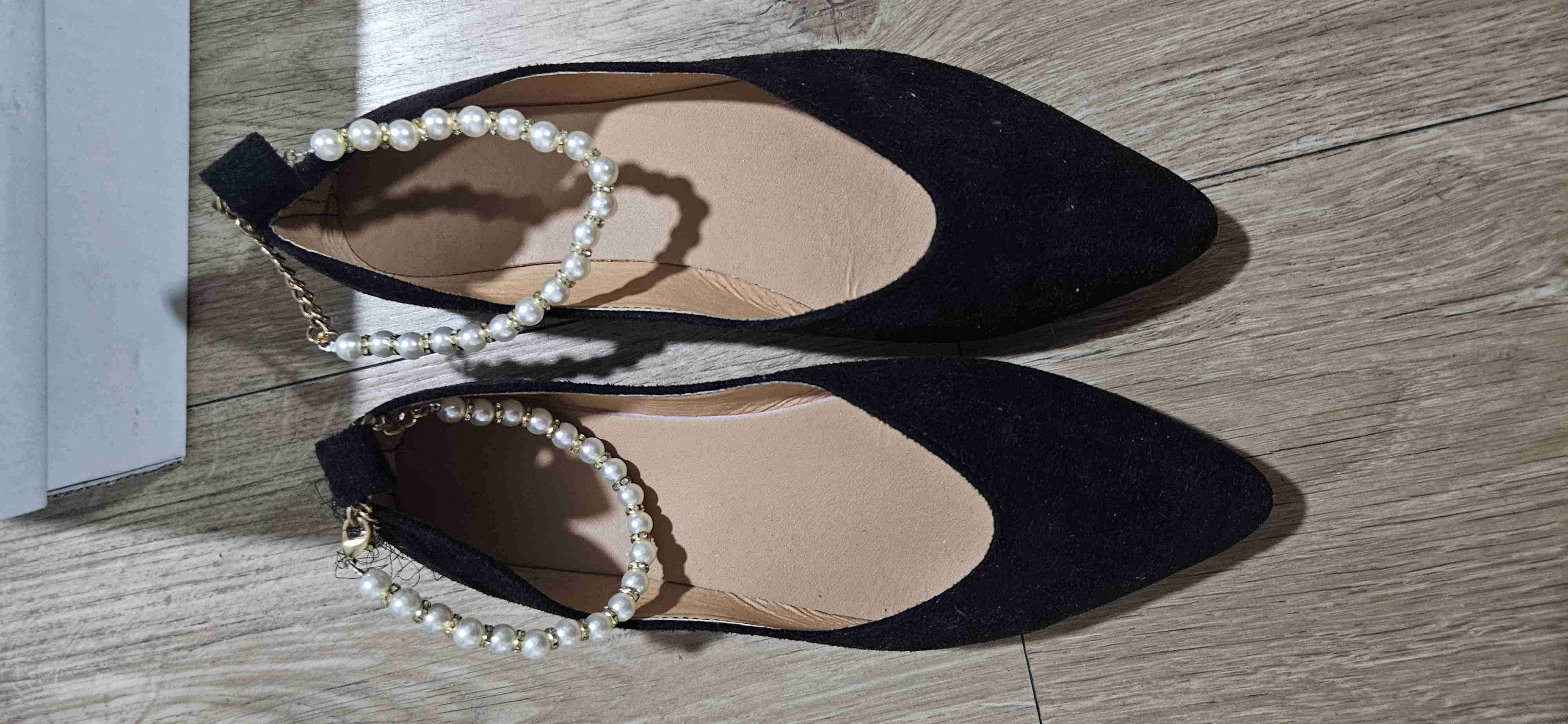 Zapatos negros de gamuza con perlas