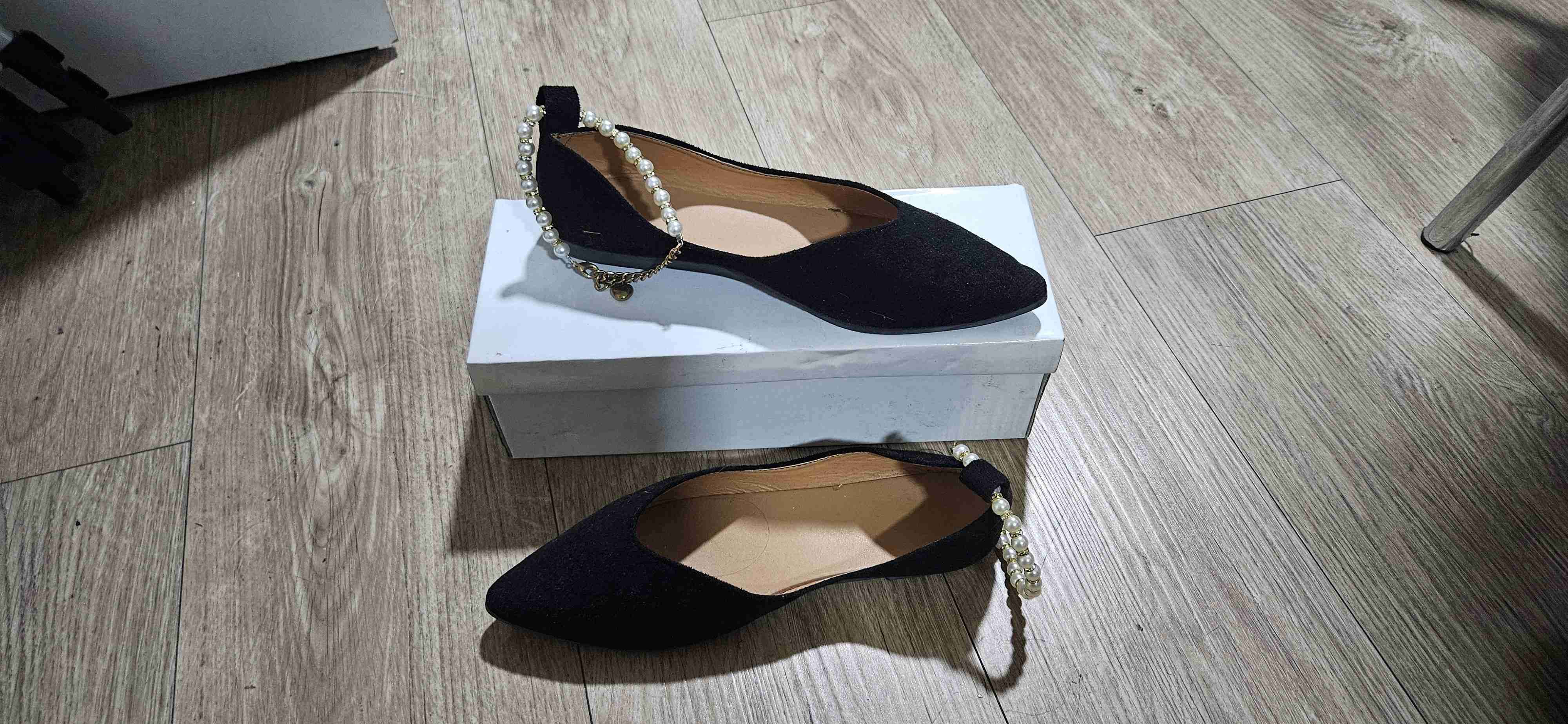 Zapatos negros de gamuza con perlas - miniatura 2