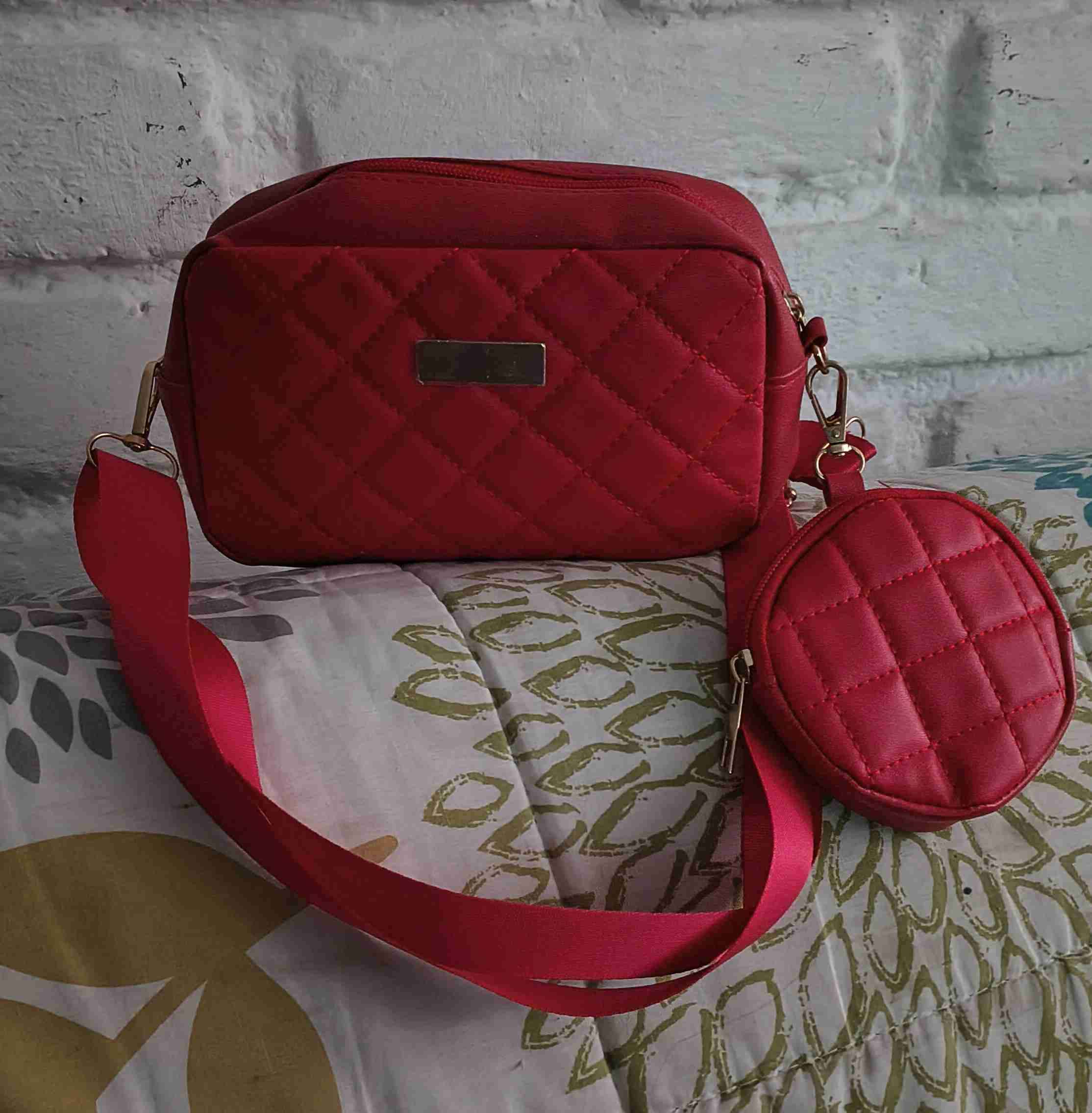 Bolso rojo acolchado con monedero