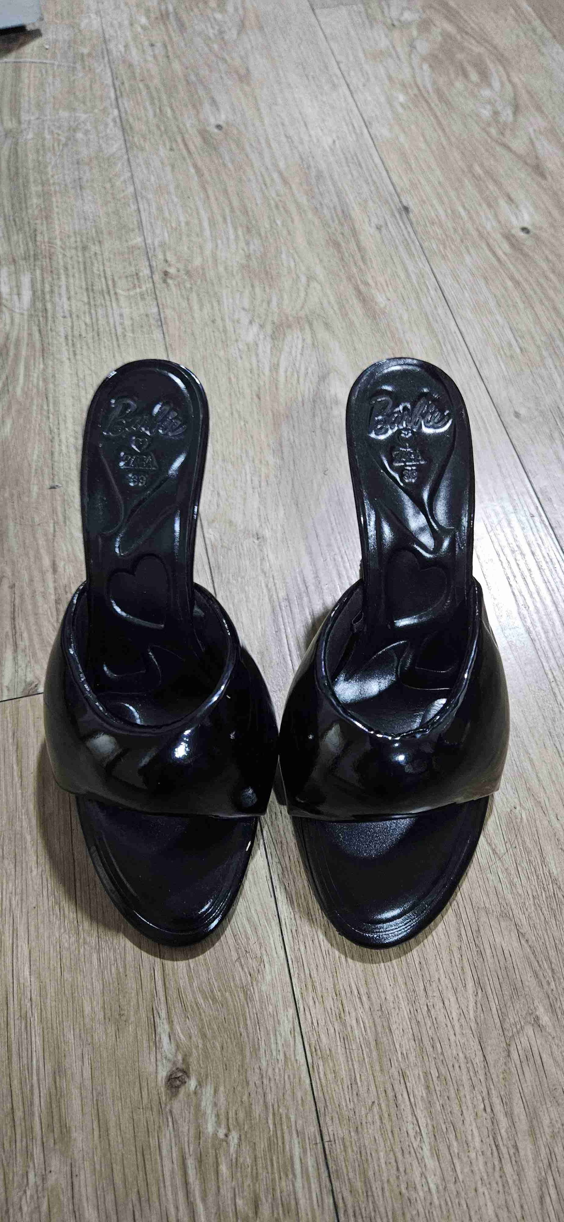 Sandalias Barbie negras mule acolchado tacon zara