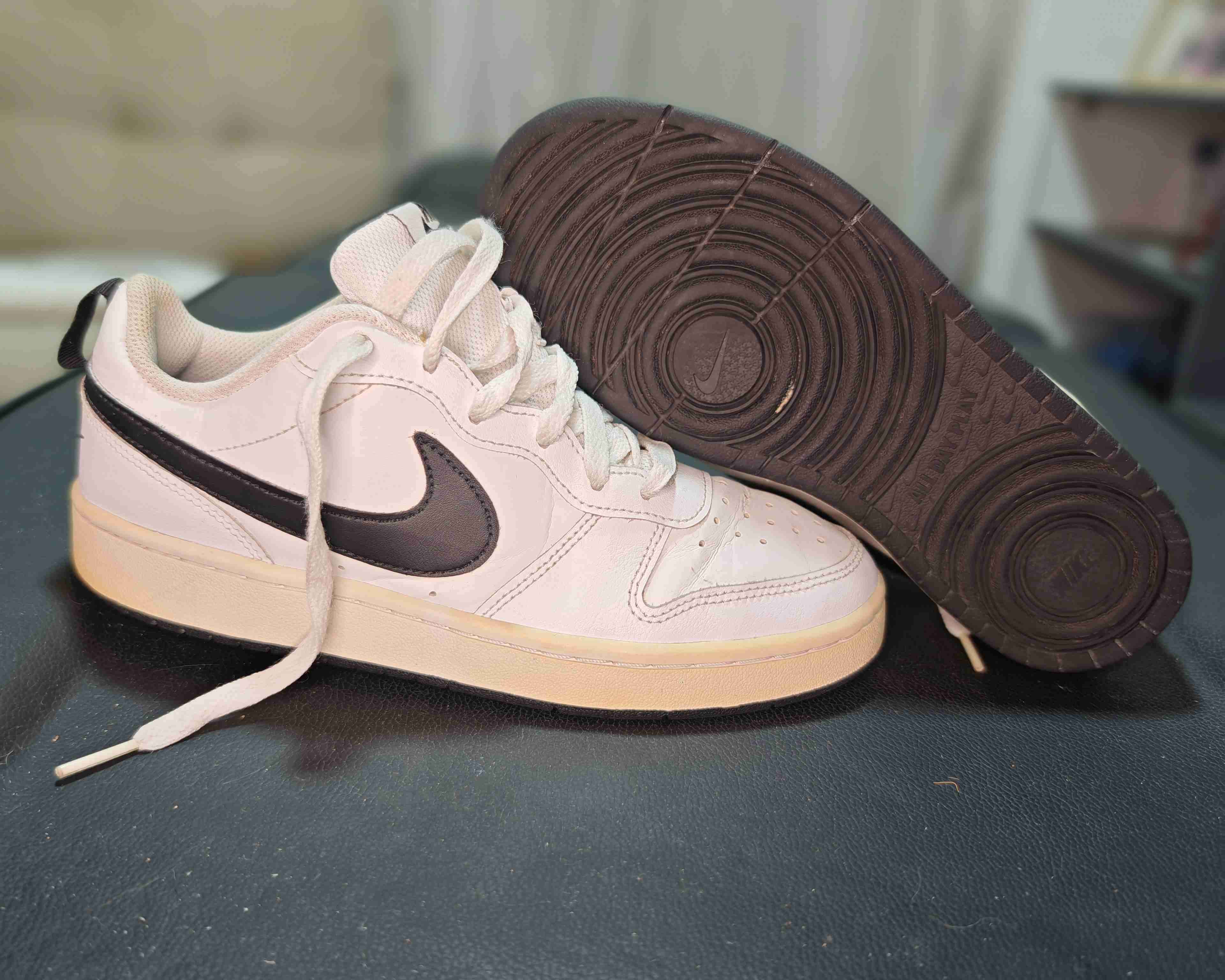 Zapatillas deportivas blancas con logo negro