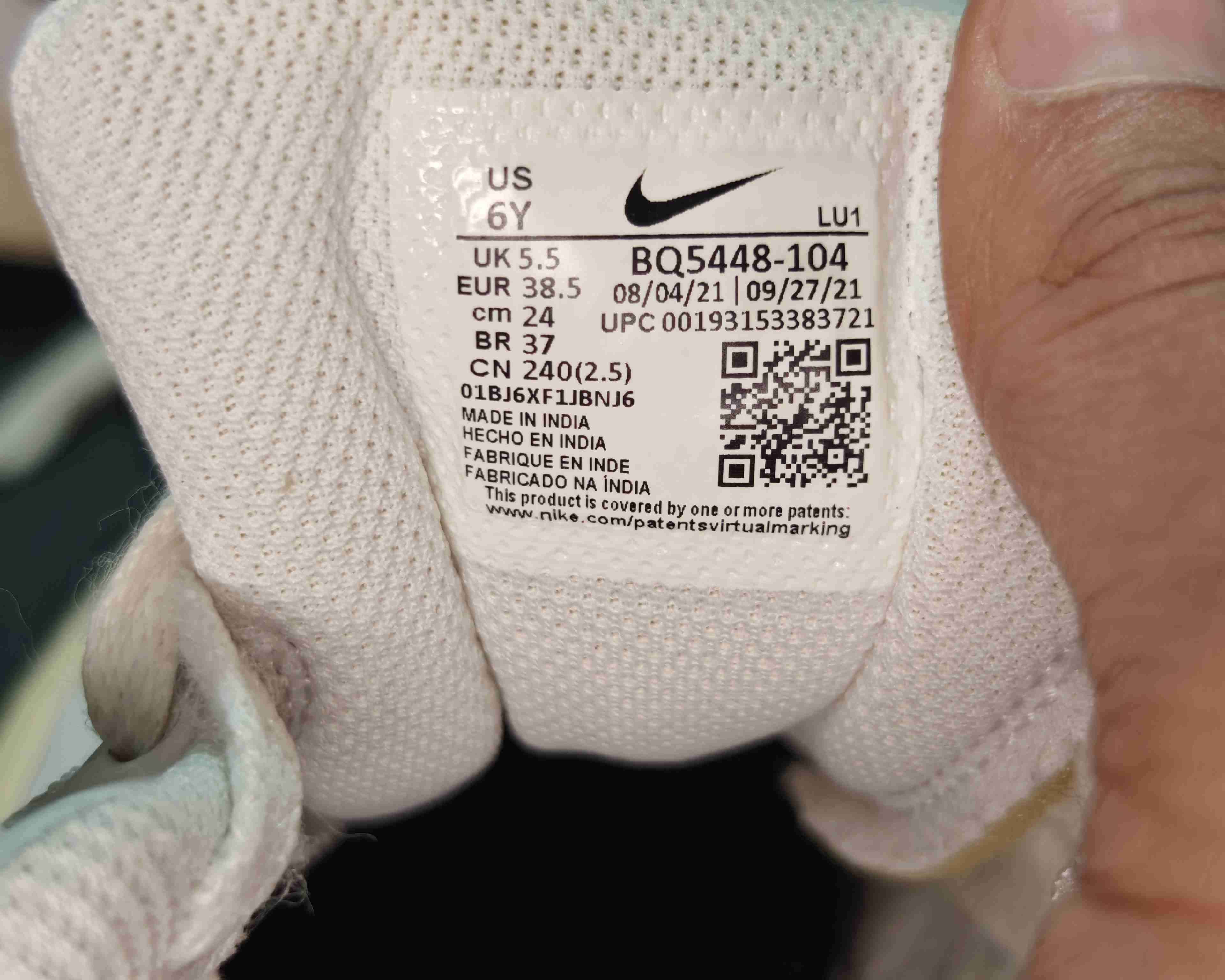 Zapatillas deportivas blancas con logo negro - miniatura 2