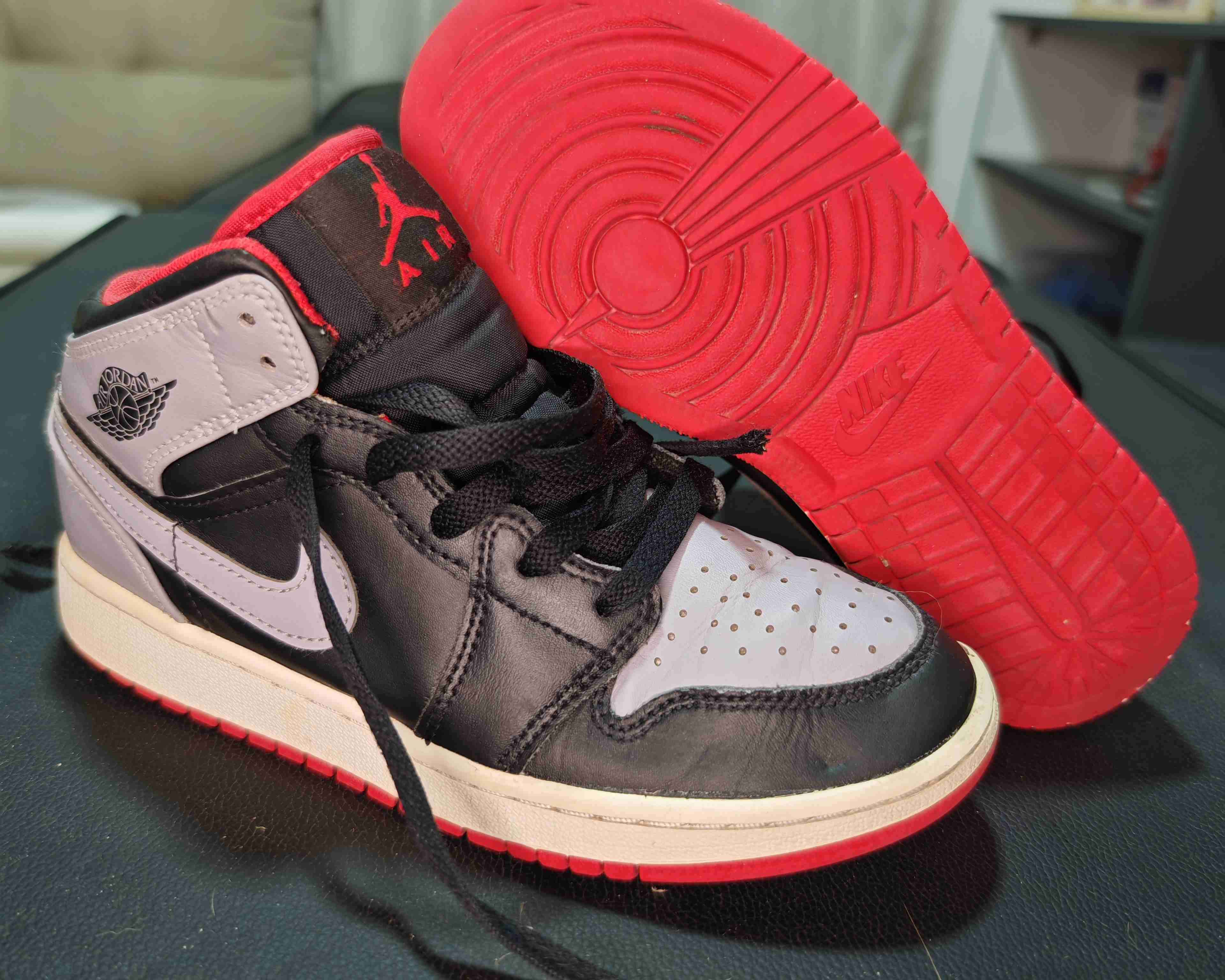 Zapatillas Air Jordan negras y rojas