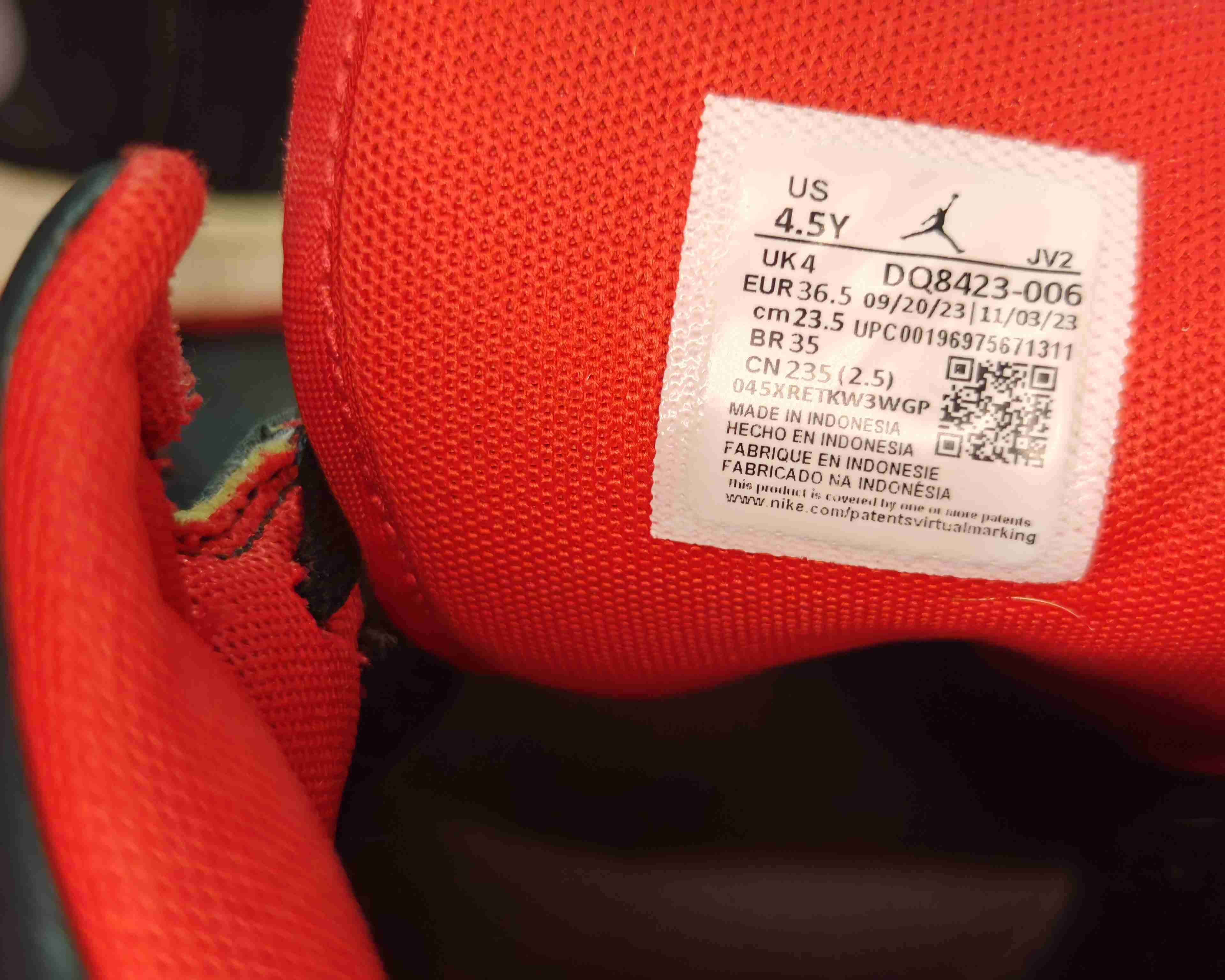 Zapatillas Air Jordan negras y rojas - miniatura 2