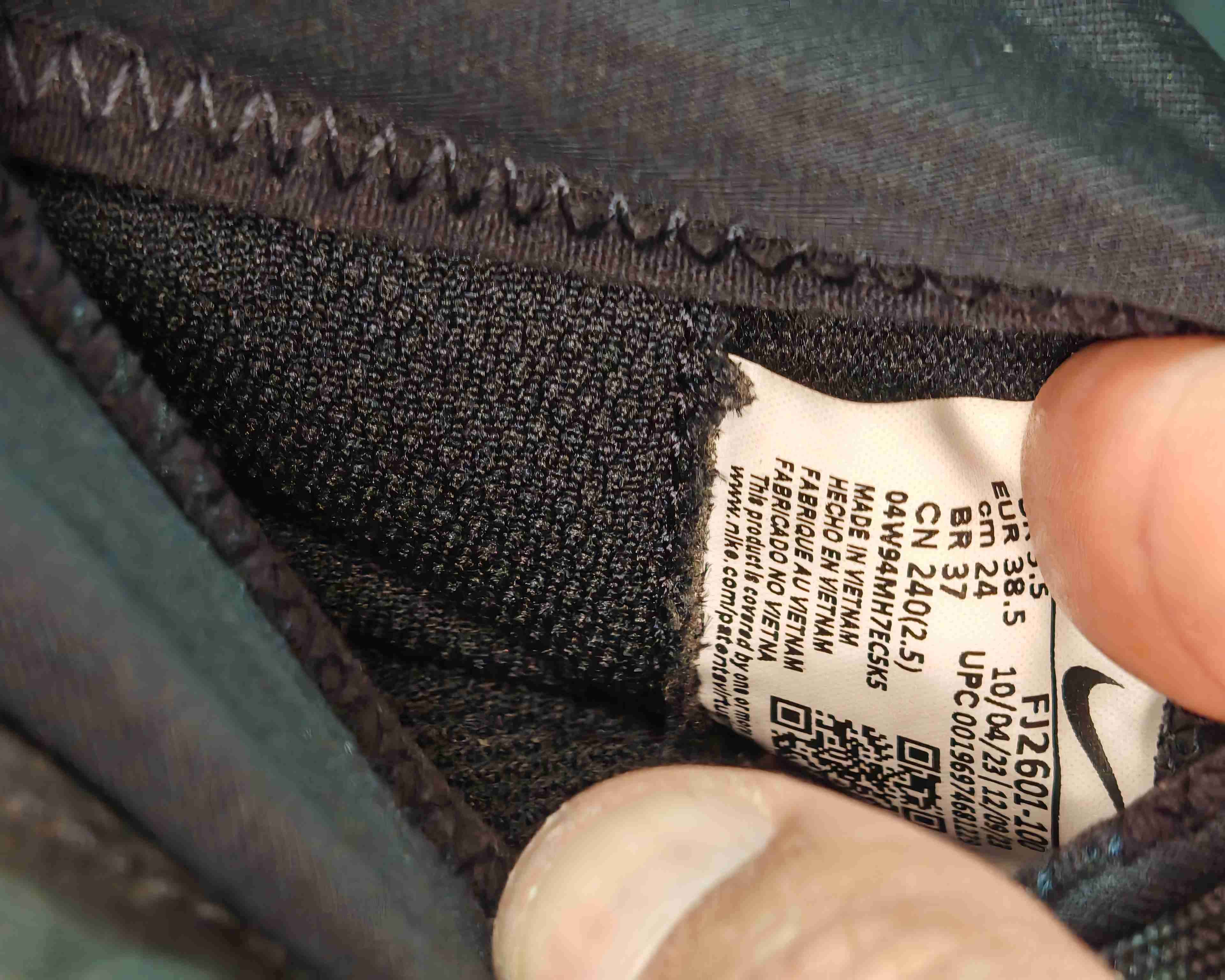 Botines de fútbol negros con logo dorado - 2