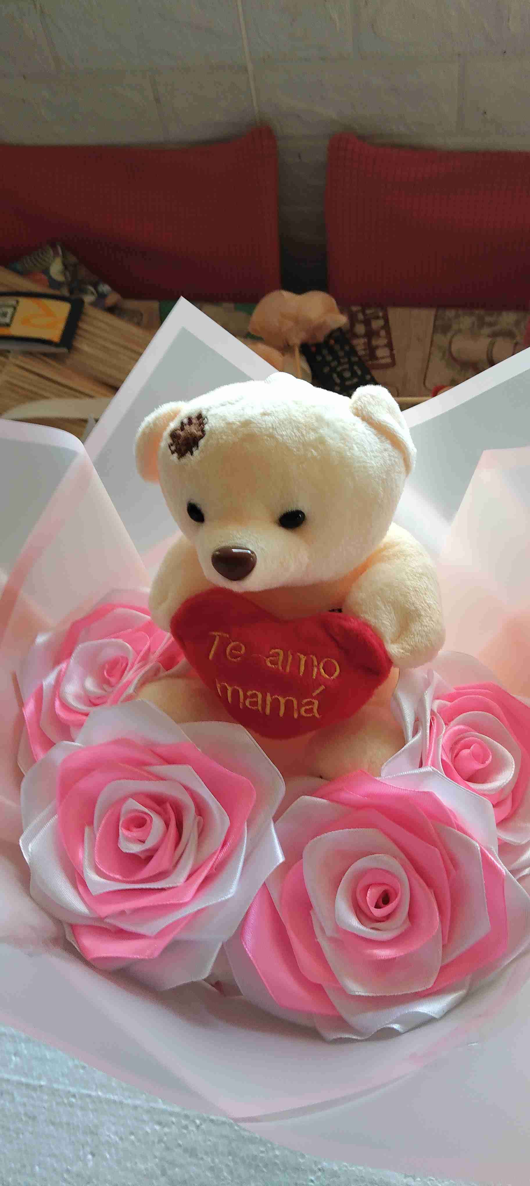 Peluche oso con rosas artificiales