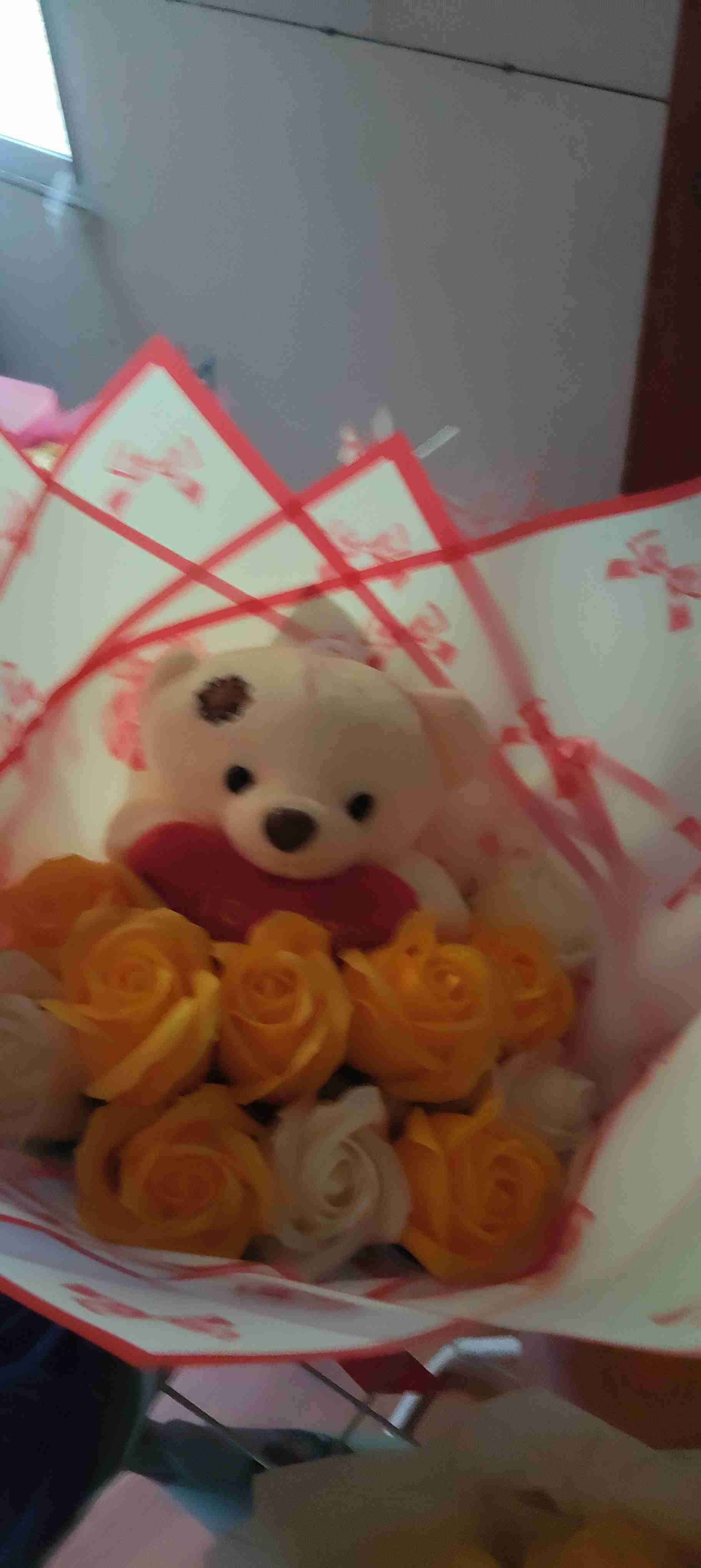 Peluche oso con rosas artificiales - miniatura 2