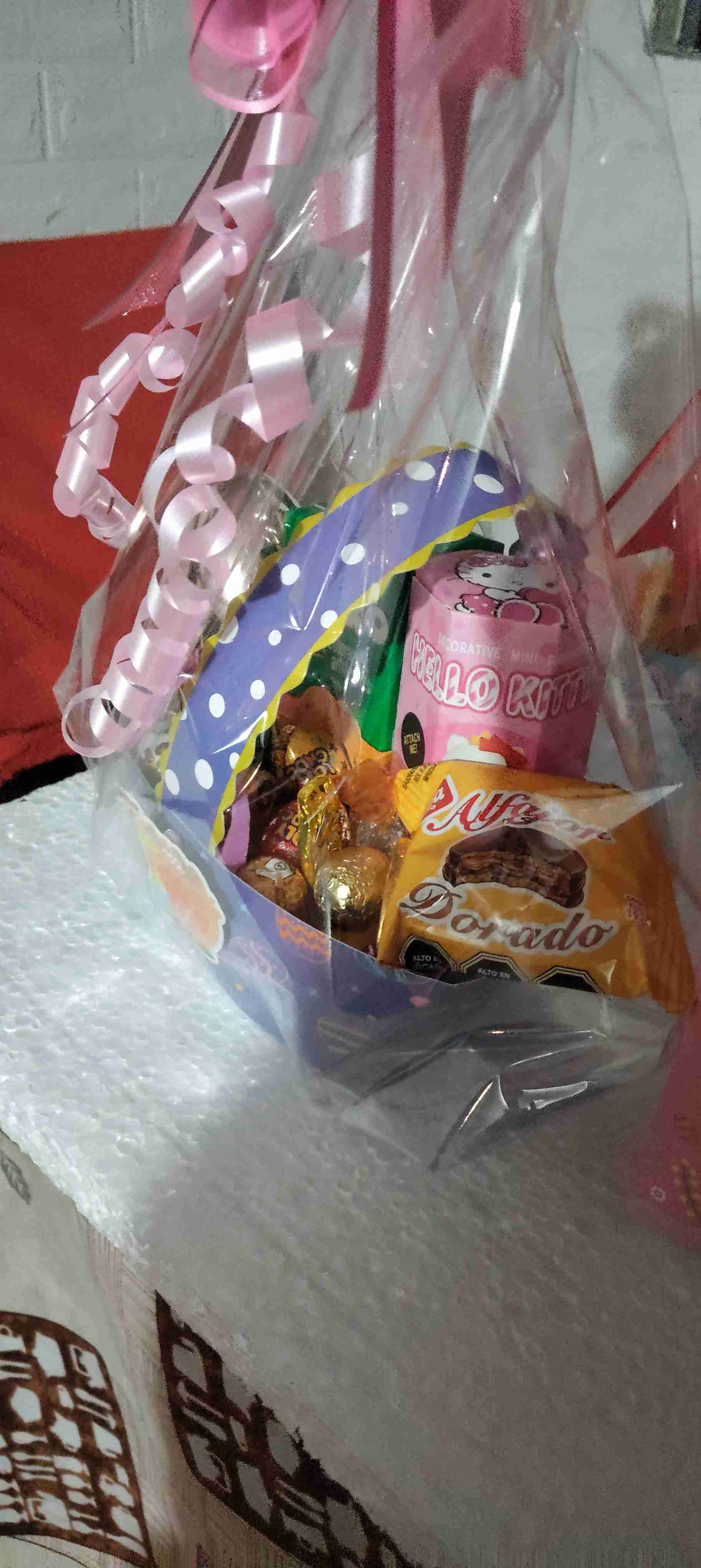 Canasta de dulces y snacks