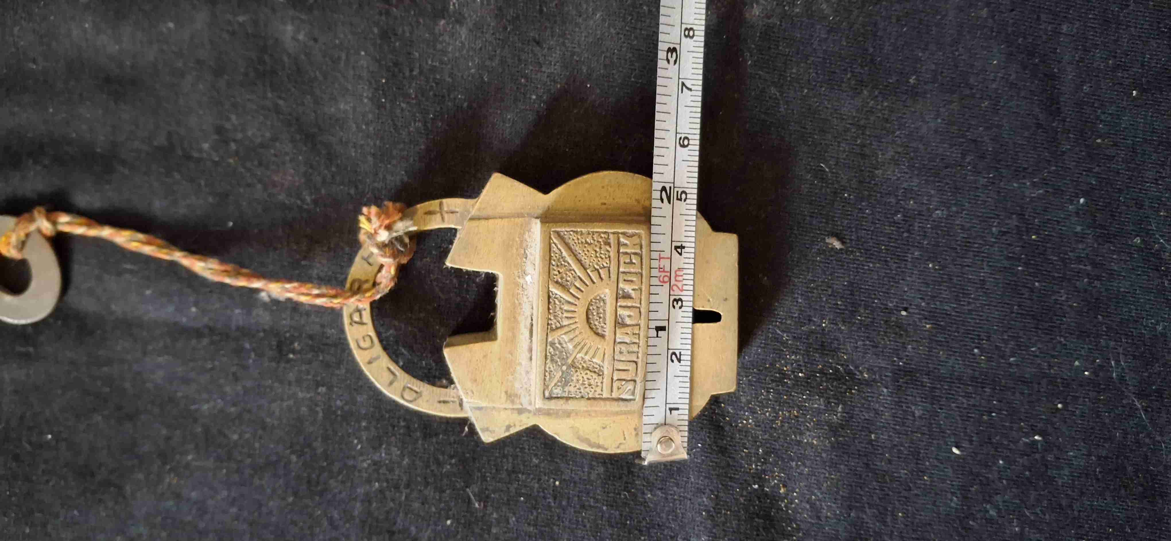 Antiguo candado de bronce