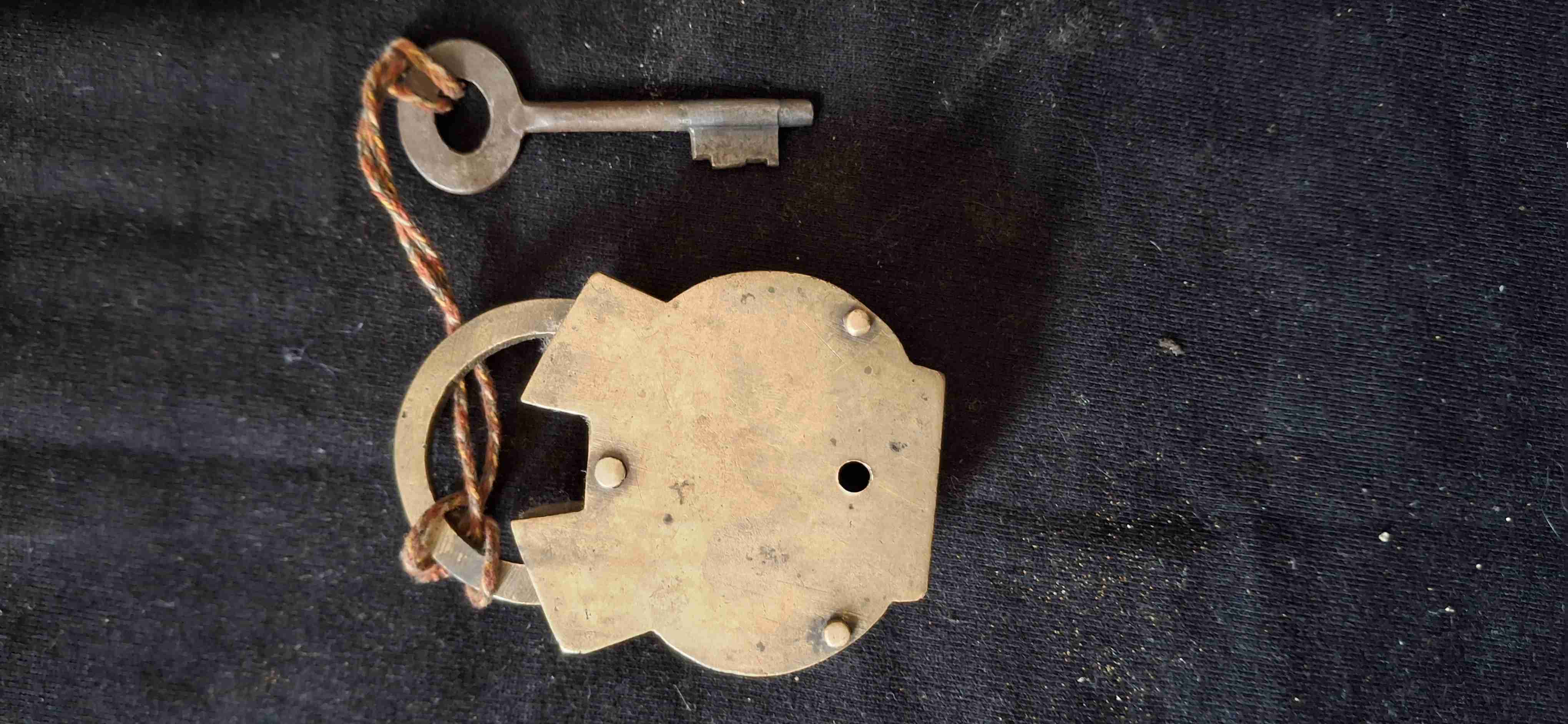 Antiguo candado de bronce - miniatura 3