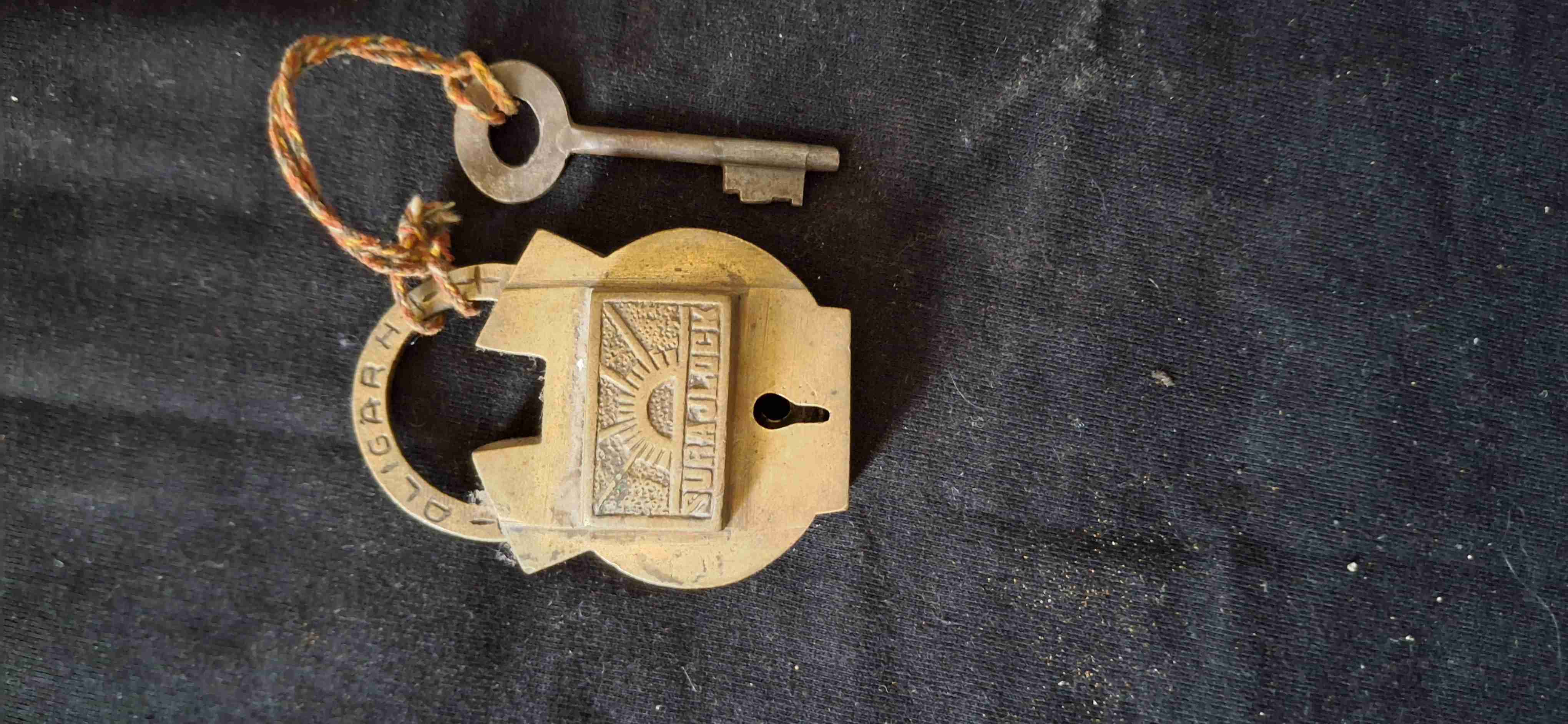 Antiguo candado de bronce - miniatura 4