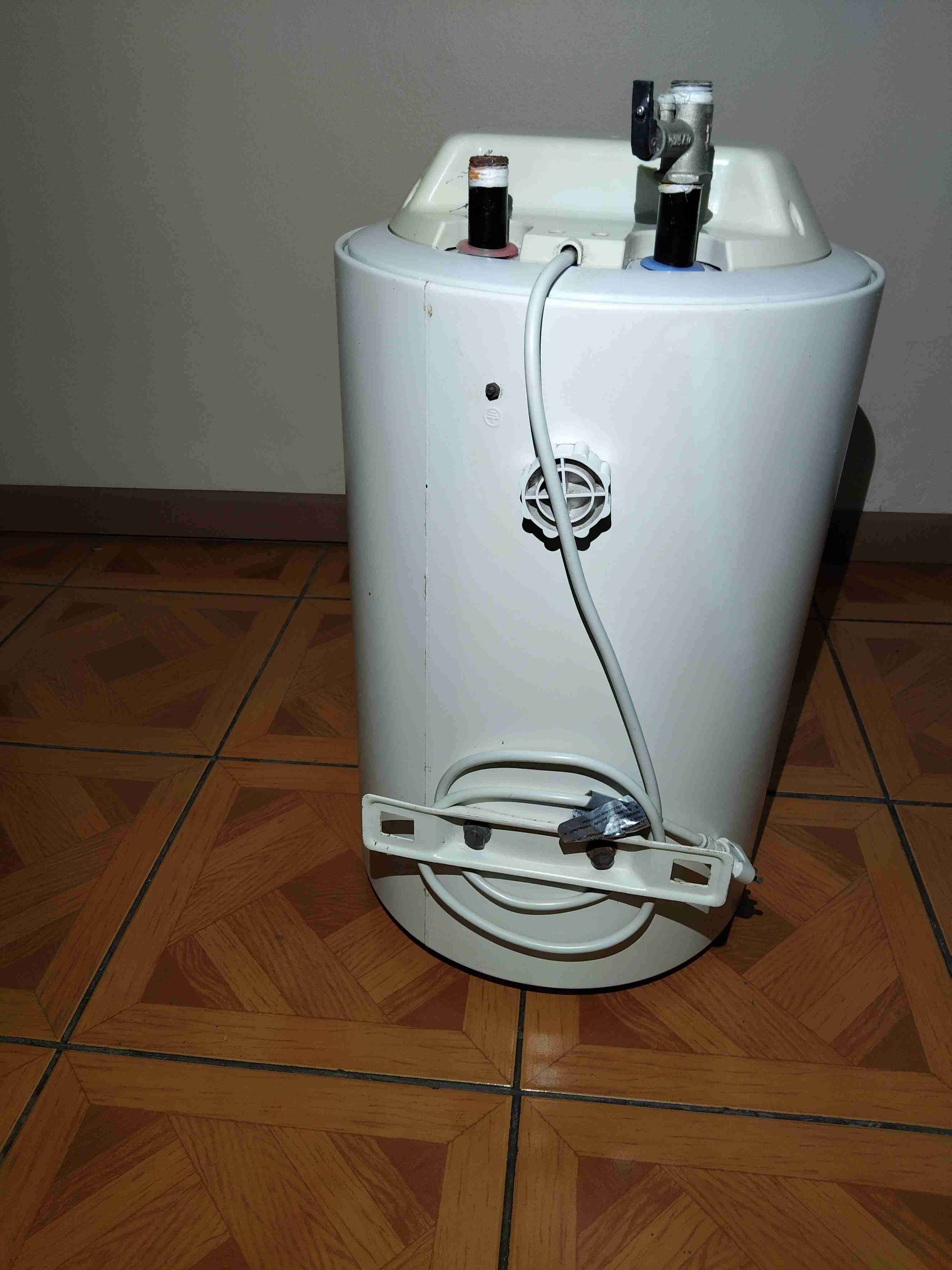 Calefont eléctrico con conexiones