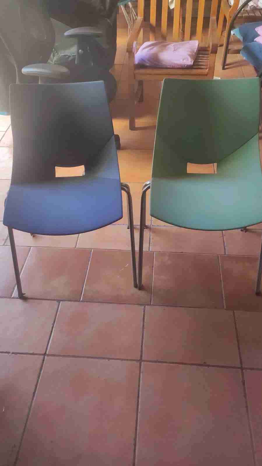 Juego de sillas modernas multicolor