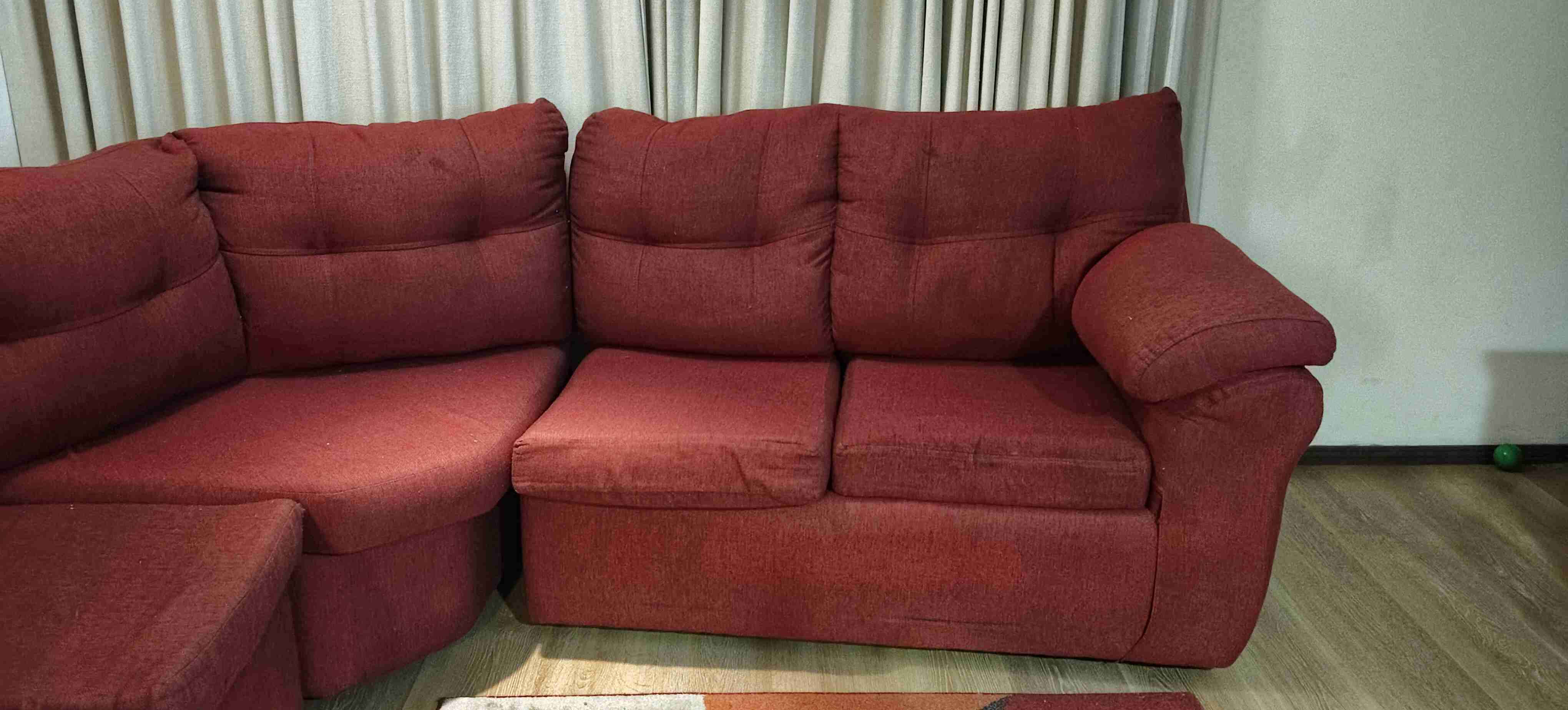 Sofá esquinero rojo oscuro 5 cuerpos