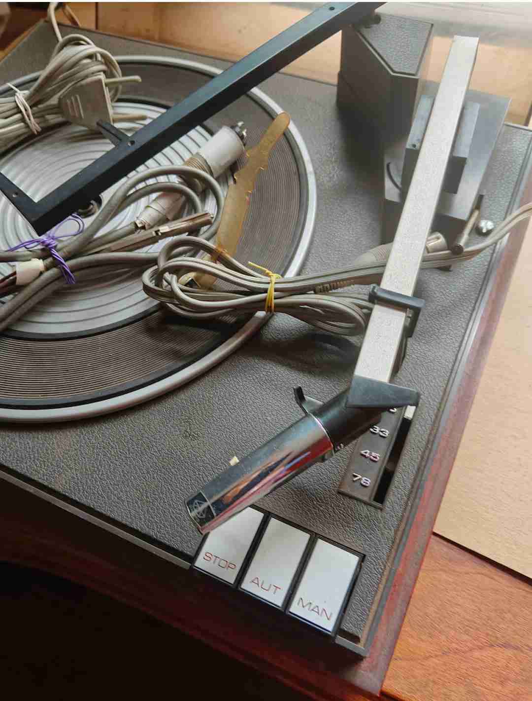 Tocadiscos vintage con cables